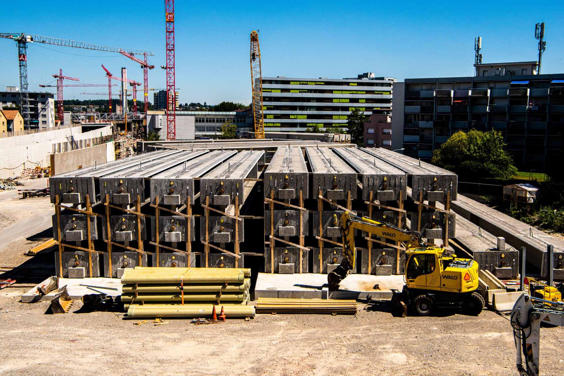 Costruito sopra una galleria lunga 940 metri, l’Überlandpark è un giardino pensile urbano che trasforma il rumore del traffico in silenzio verde. Un progetto pionieristico nel cuore di Zurigo, che unisce tecnologia e natura