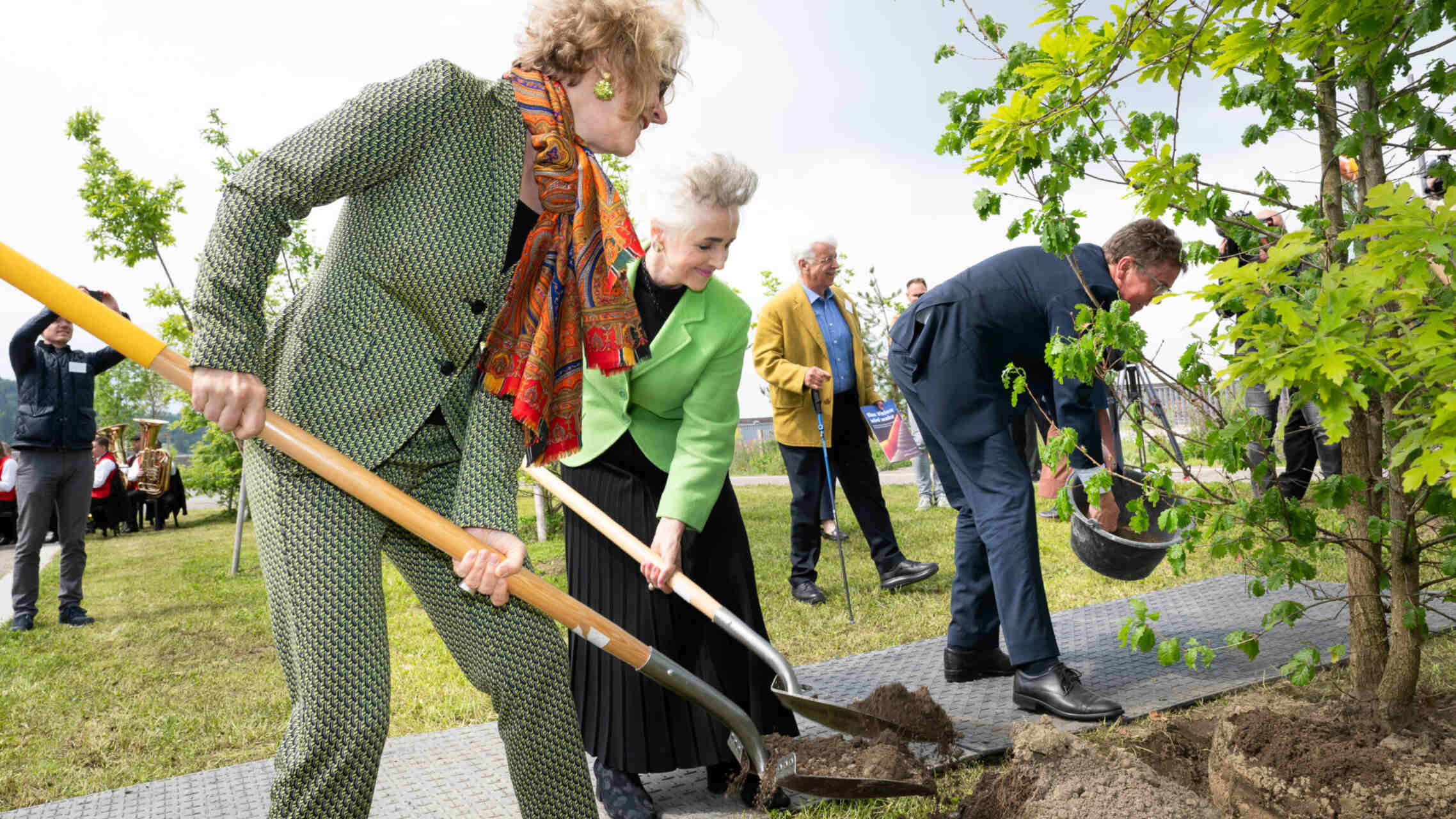Costruito sopra una galleria lunga 940 metri, l’Überlandpark è un giardino pensile urbano che trasforma il rumore del traffico in silenzio verde. Un progetto pionieristico nel cuore di Zurigo, che unisce tecnologia e natura