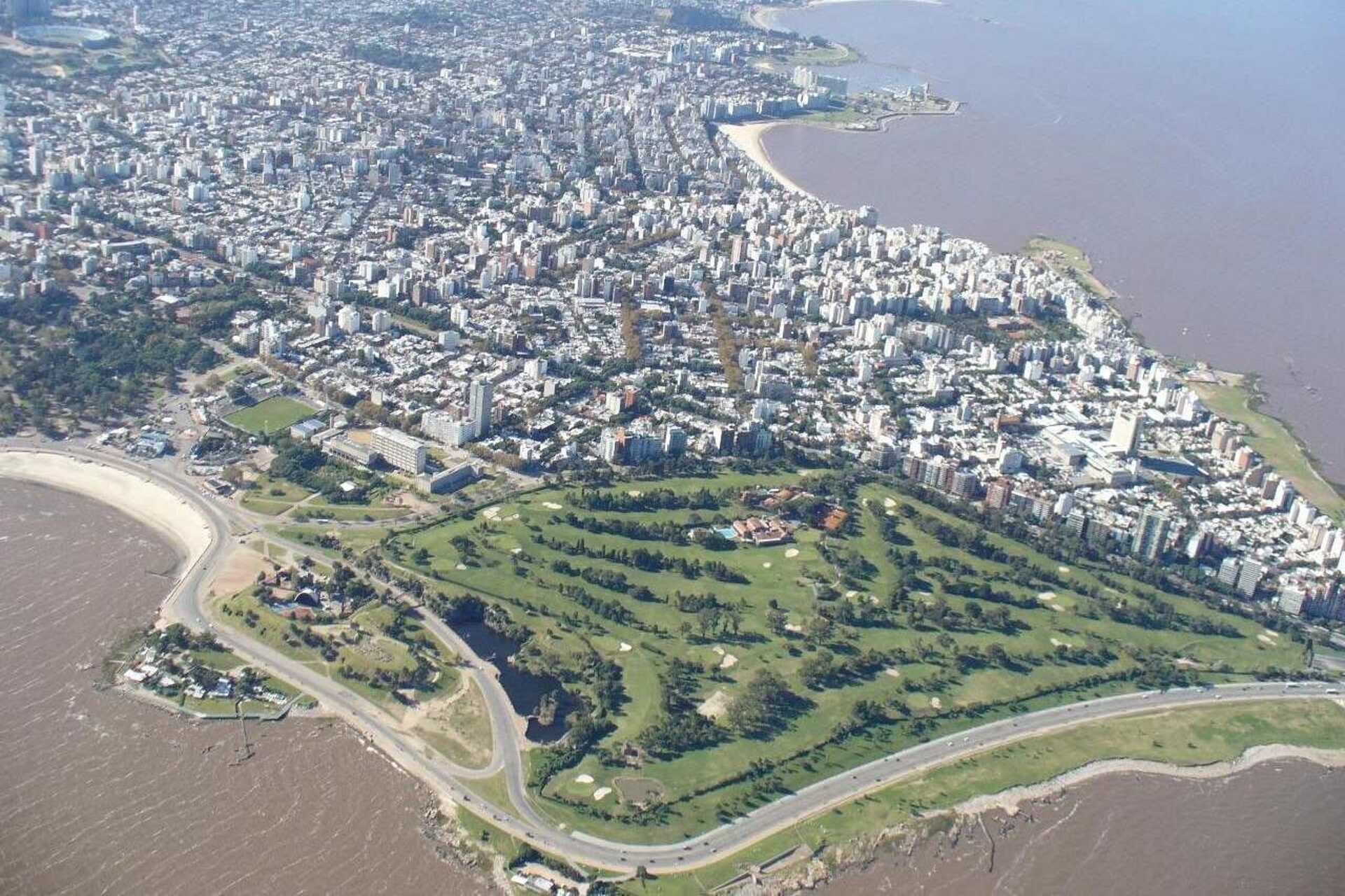 Uruguay: una veduta aerea dei giardini costieri di Montevideo