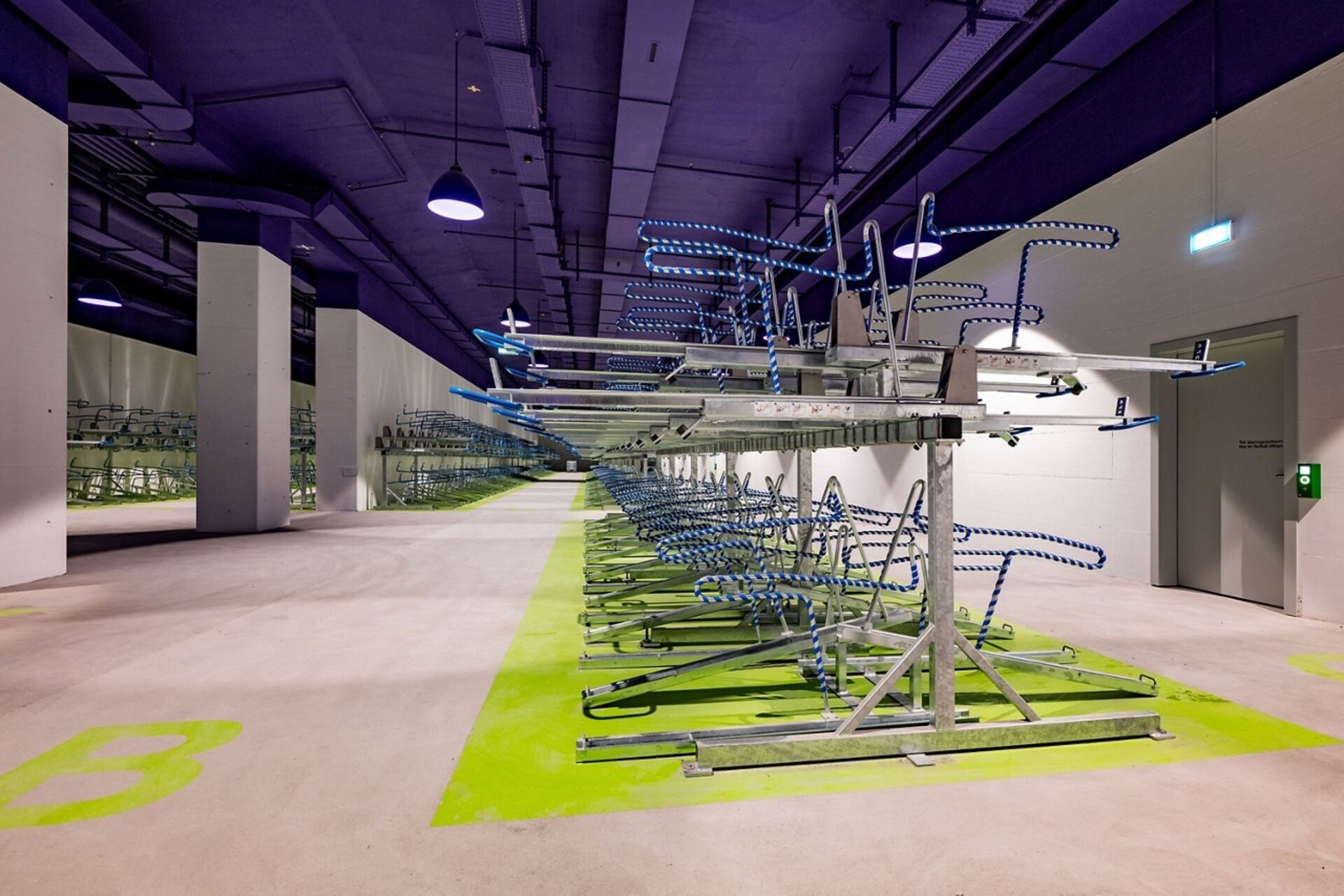 Stadttunnel: un moderno corridoio ciclabile sotto la stazione centrale di Zurigo, simbolo di mobilità sostenibile, con rampe sicure e collegamenti efficienti ai quartieri 4 e 5