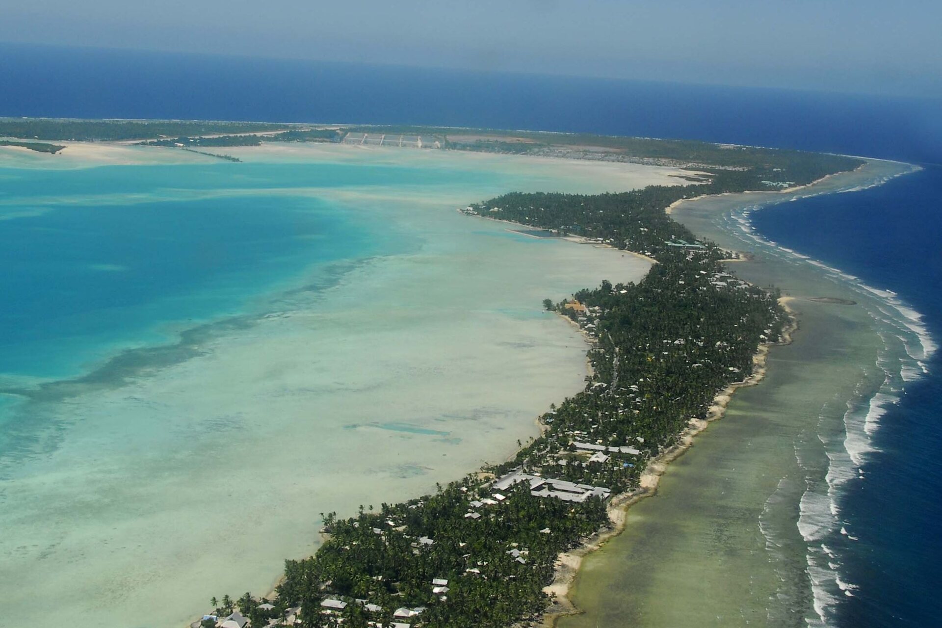 Kiribati: la capitale Tarawa Sud diventa modello di innovazione e resilienza climatica, con sistemi solari per la purificazione dell’acqua che garantiscono risorse vitali alla popolazione