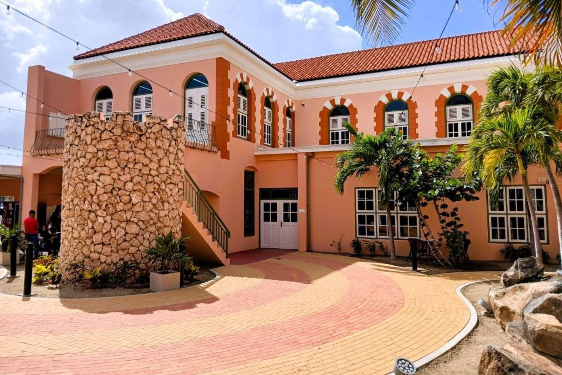 Aruba lancia un hub STEM: un centro d’eccellenza nei Caraibi per formare studenti su sostenibilità, tecnologia e scienze applicate in un edificio storico interamente rinnovato