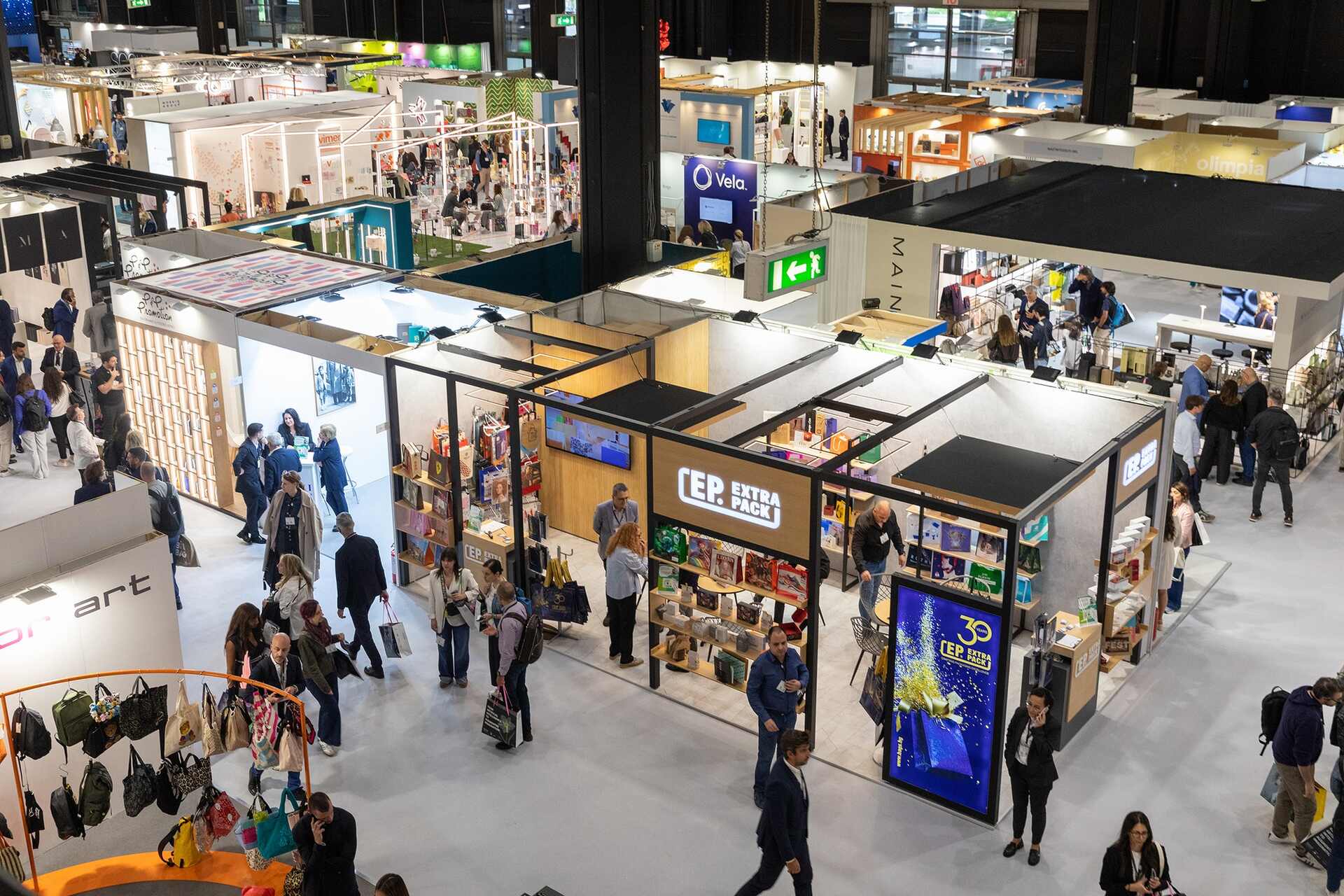 Packaging Première & PCD: ingresso decorato con disegni floreali su fondo scuro accoglie i visitatori, introducendo un percorso sensoriale tra bellezza e sostenibilità nel packaging di lusso