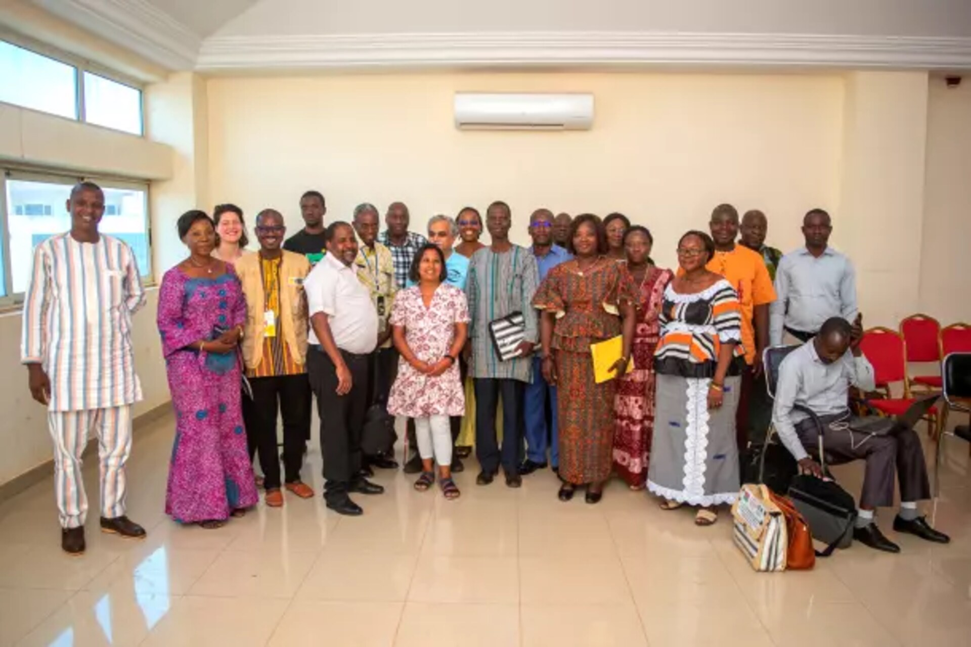 Burkina Faso: foto di gruppo dei partecipanti al programma di formazione di Light for the World e UNESCO, docenti impegnati nel costruire un’educazione più accessibile e inclusiva nel Paese