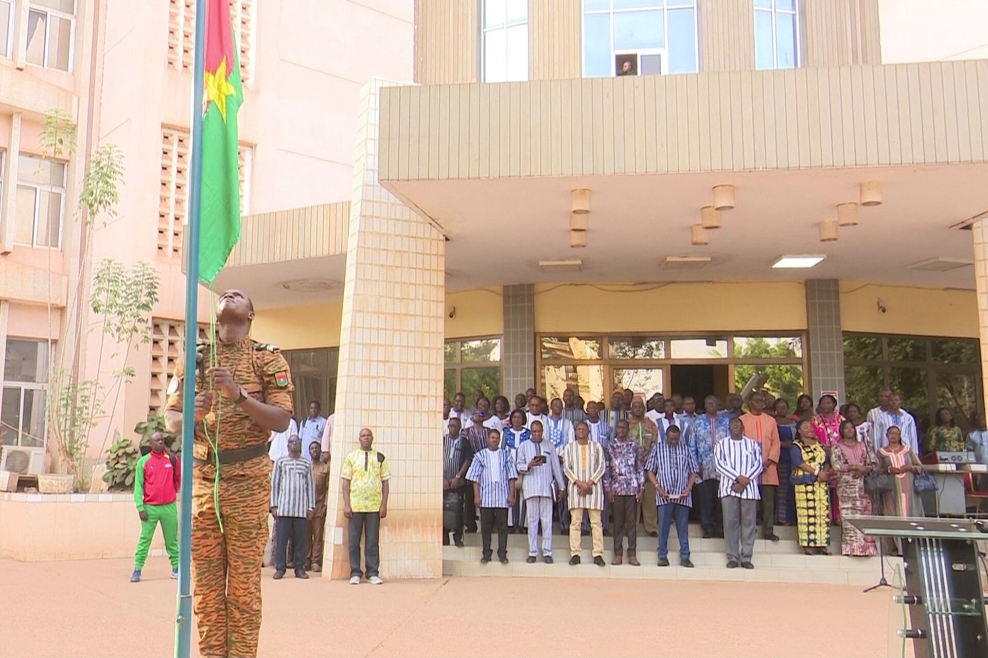 Burkina Faso: alzabandiera davanti alla sede del Ministero dell’Educazione, momento solenne che riflette l’impegno nazionale per una scuola inclusiva e accessibile a tutti i cittadini