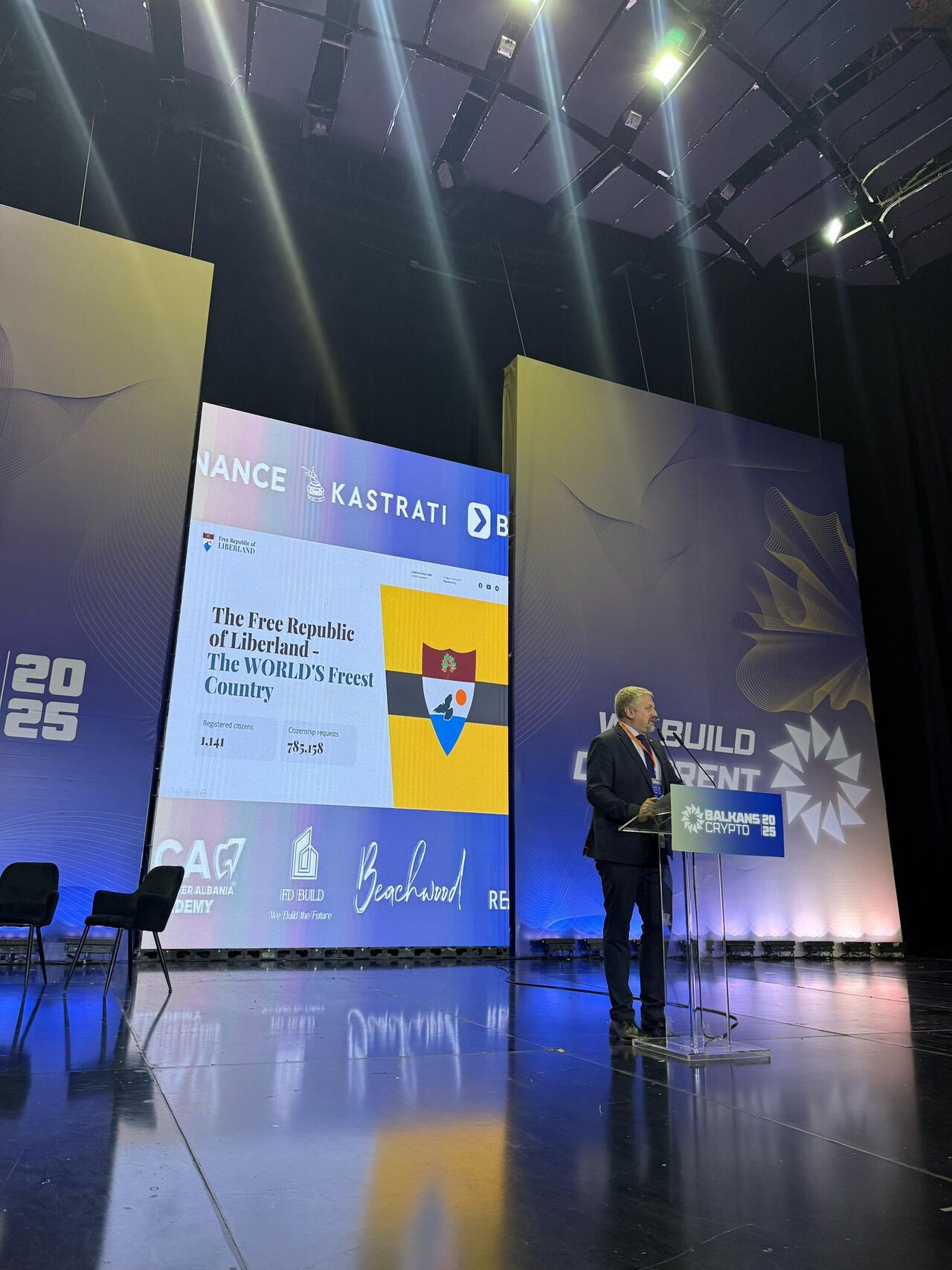 Liberland: esperimento politico e tecnologico che sfida i modelli statali tradizionali, puntando su cittadinanza programmabile, trasparenza totale e sviluppo decentralizzato