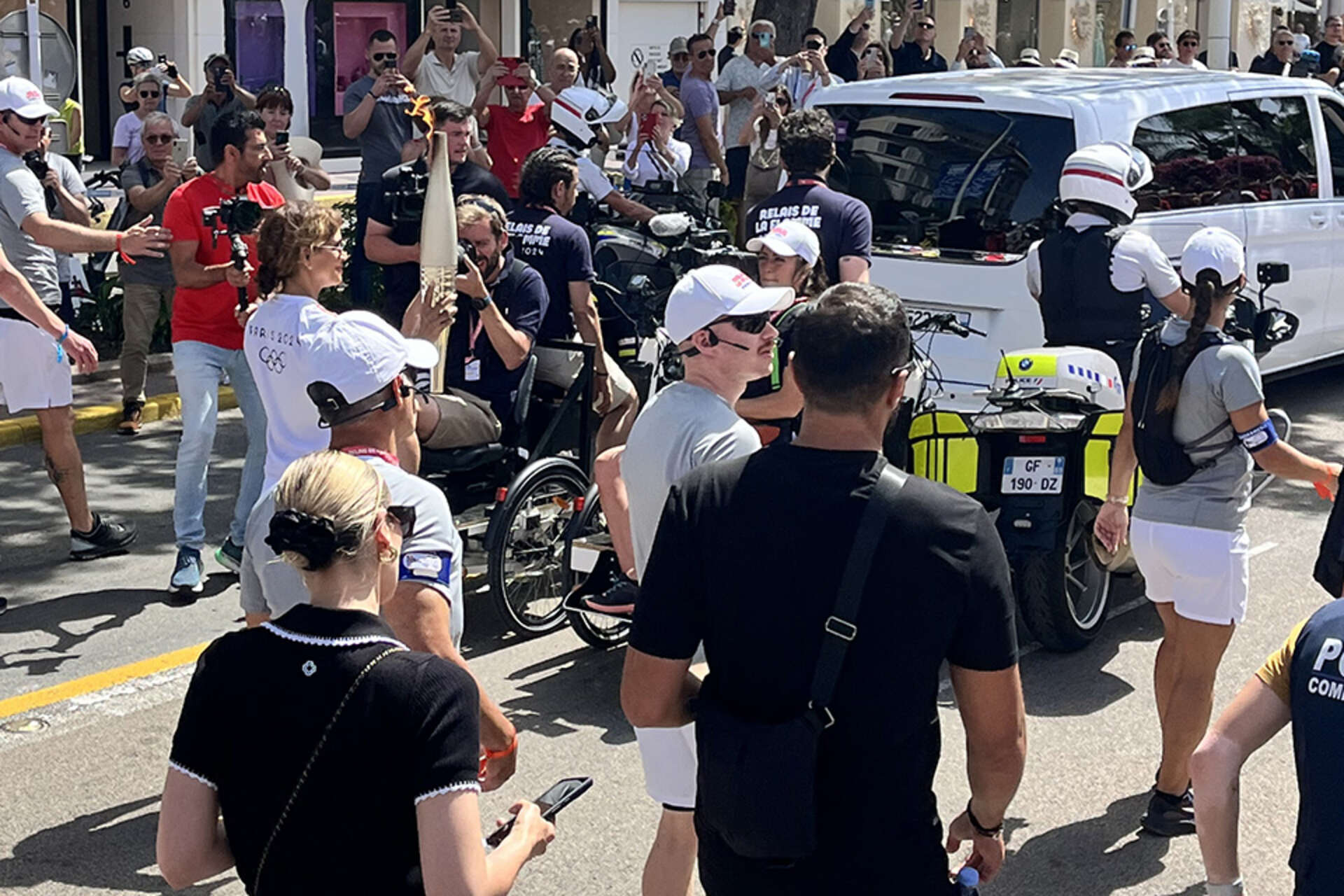 Torcia olimpica: simbolo di innovazione, uguaglianza e speranza, portata da Halle Berry a Cannes per celebrare i valori dei Giochi Olimpici 2024 e l’orgoglio della popolazione locale