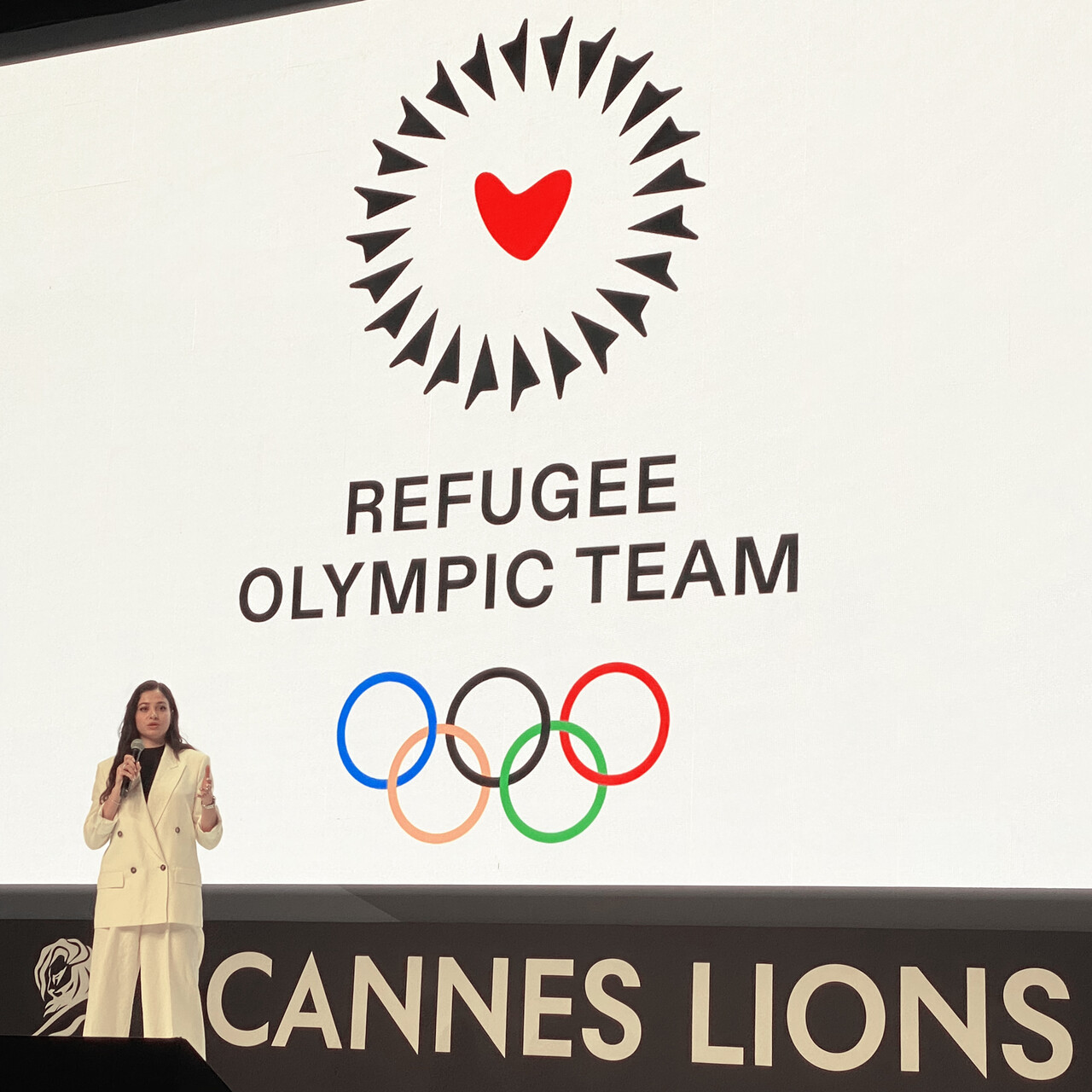 Torcia olimpica: la fiamma a Cannes, dalla Croisette al Palais des Festivals per Thierry Frémaux, segna l’unione di sport, cultura e partecipazione popolare verso Parigi 2024