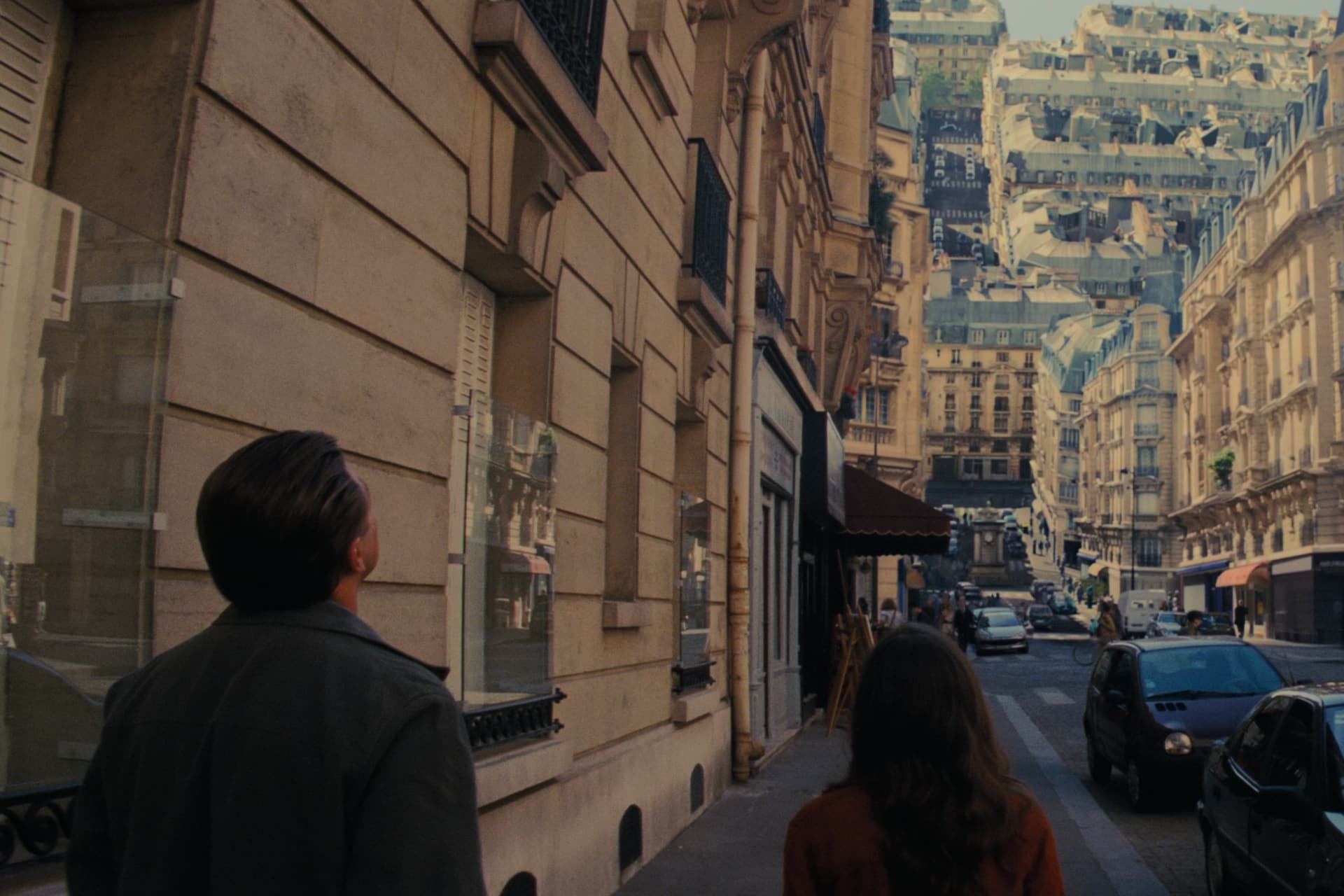 Un fotogramma del film Inception, dove l'architetto (Arianna, sulla destra) cambia le regole della fisica all'interno del sogno del protagonista Dom Cobb.