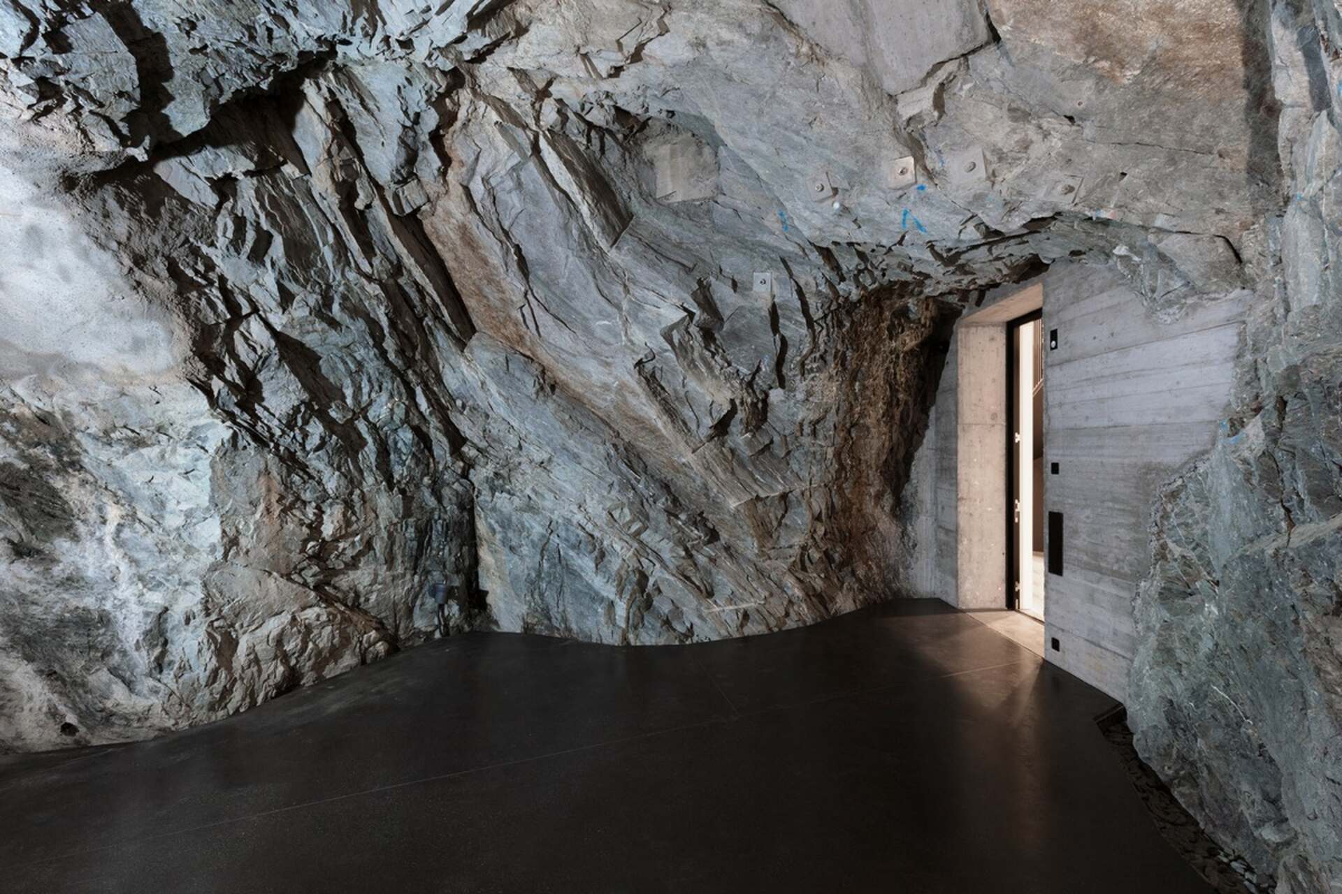 Muzeum Susch: esempio di rigenerazione architettonica e ricerca curatoriale che unisce paesaggio alpino, memoria storica e protagonismo femminile in un complesso museale unico nel panorama europeo dell’arte contemporanea