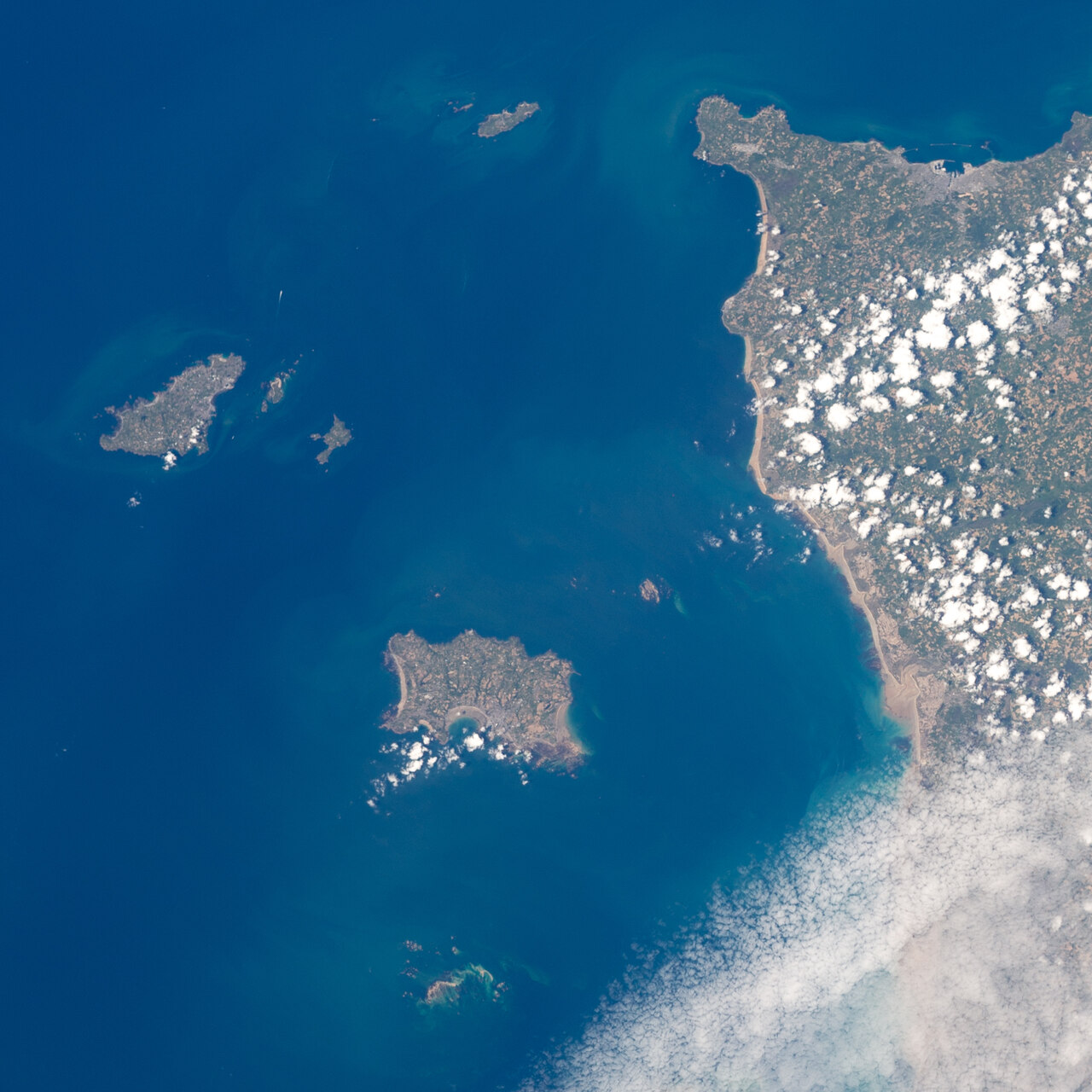 Alderney: vista dall’alto l’isola mostra una costa frastagliata e fondali profondi che alimentano correnti marine fortissime, ideali per l’installazione di turbine mareomotrici e per progetti pilota basati su dati reali, sostenibilità e innovazione