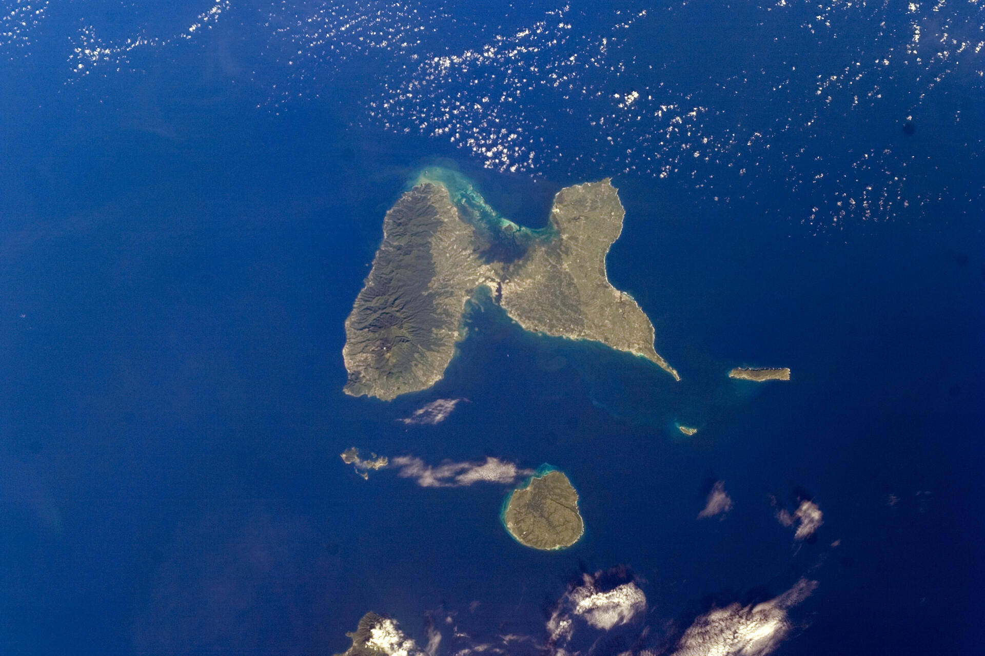 Guadalupa: panorama di un arcipelago caraibico in evoluzione, dove colline verdi, coste frastagliate e acque cristalline fanno da cornice a un territorio impegnato nella transizione ecologica, tra innovazione digitale e sviluppo sostenibile