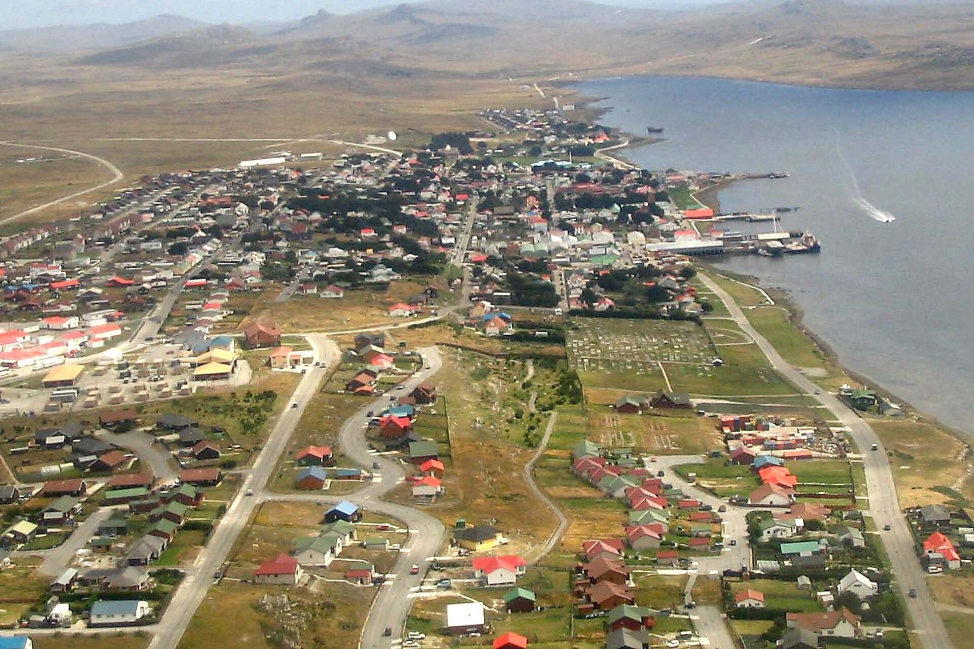 Piano delle Falkland: territorio remoto e strategico, ricco di biodiversità e depositi torbosi, oggi al centro di progetti scientifici internazionali per comprendere l’impatto del riscaldamento globale su ecosistemi delicati e poco esplorati