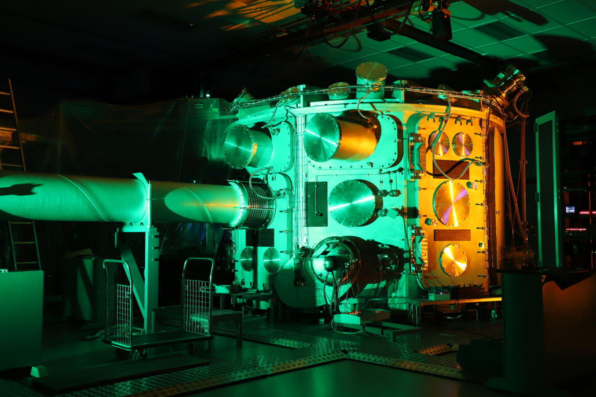Raggi gamma: ricercatori internazionali studiano fasci coerenti per realizzare un laser innovativo capace di rivoluzionare fisica, medicina nucleare e sicurezza dei materiali