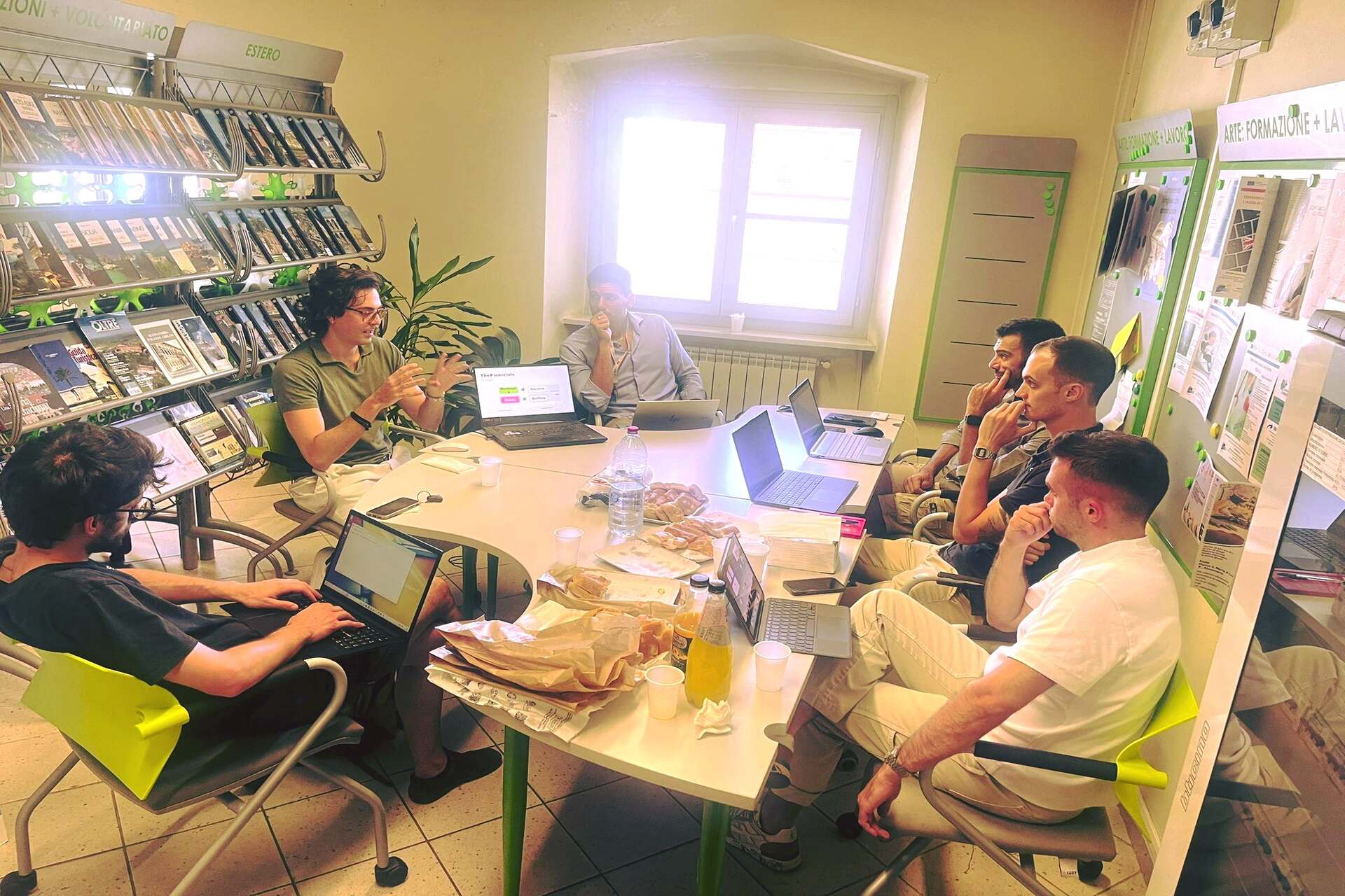 HubFutures Alessandria: il progetto intercomunale che sostiene startup e rigenerazione urbana coinvolgendo attivamente le nuove generazioni con percorsi formativi, spazi collaborativi, consulenze personalizzate e reti territoriali d’impresa