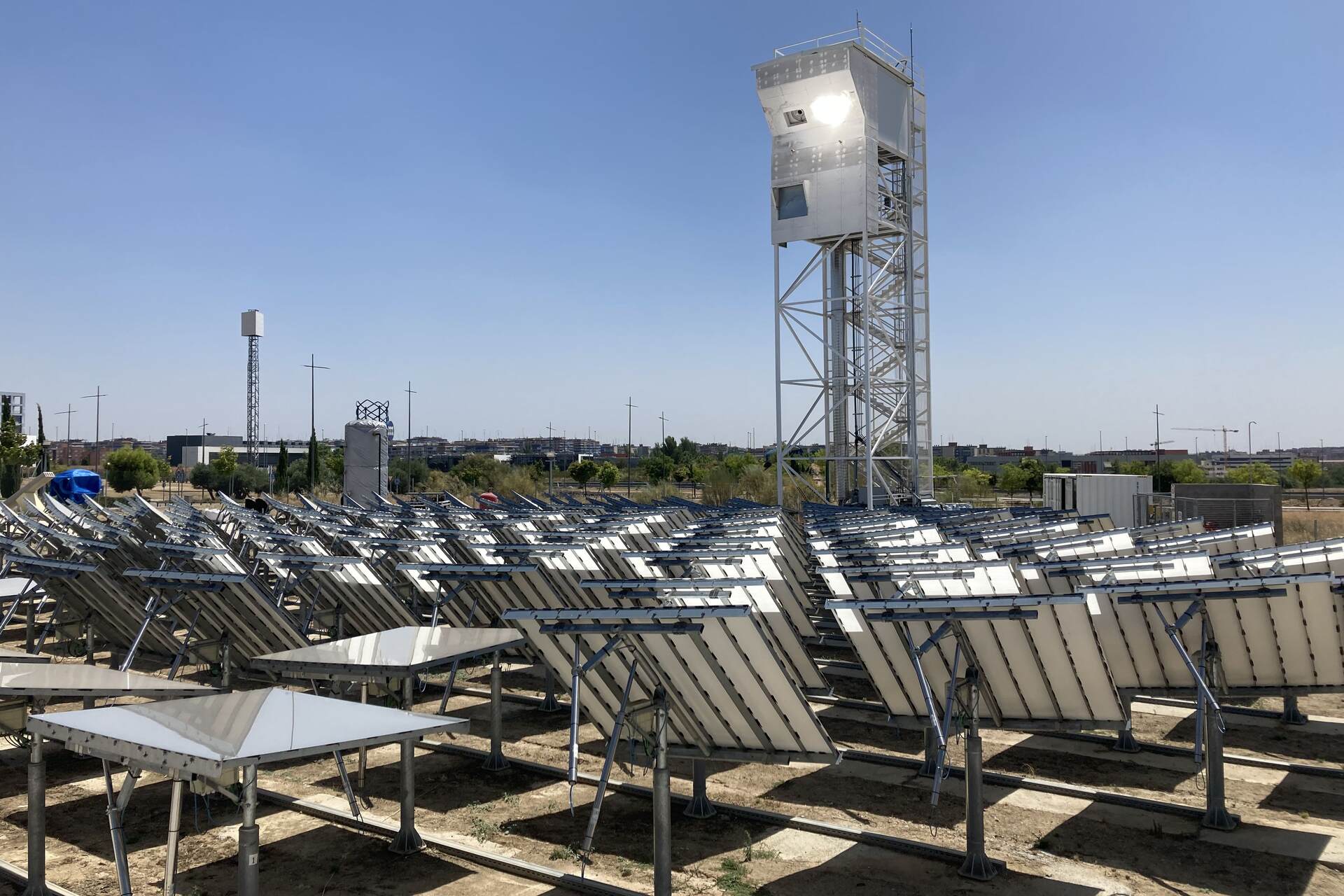 Cemento solare: soluzione avanzata sviluppata da Cemex e Synhelion che consente di ottenere clinker a basse emissioni grazie all’energia rinnovabile, contribuendo alla transizione ecologica dell’industria pesante verso la neutralità climatica globale