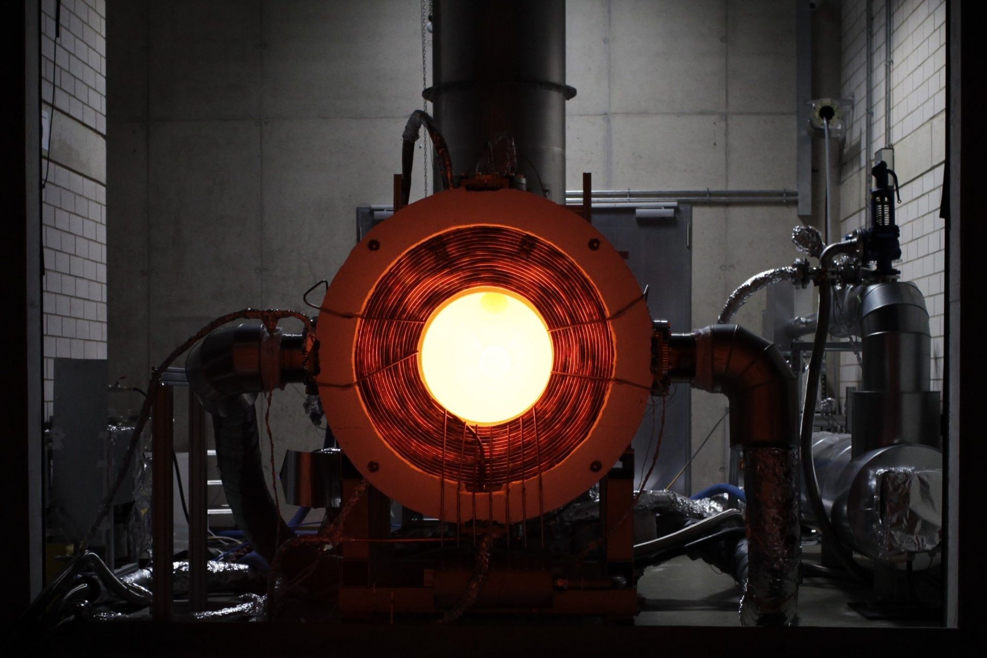 Cemento solare: tecnologia innovativa che utilizza calore solare concentrato per produrre clinker senza combustibili fossili, riducendo drasticamente le emissioni di CO2 e aprendo nuove prospettive per l’edilizia sostenibile e la decarbonizzazione industriale