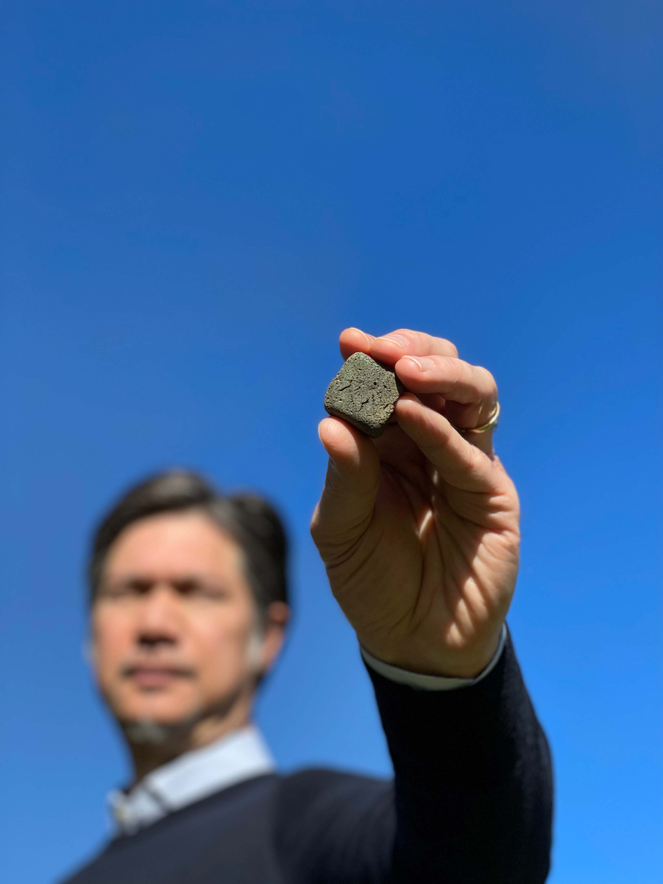 Cemento solare: tecnologia innovativa che utilizza calore solare concentrato per produrre clinker senza combustibili fossili, riducendo drasticamente le emissioni di CO2 e aprendo nuove prospettive per l’edilizia sostenibile e la decarbonizzazione industriale