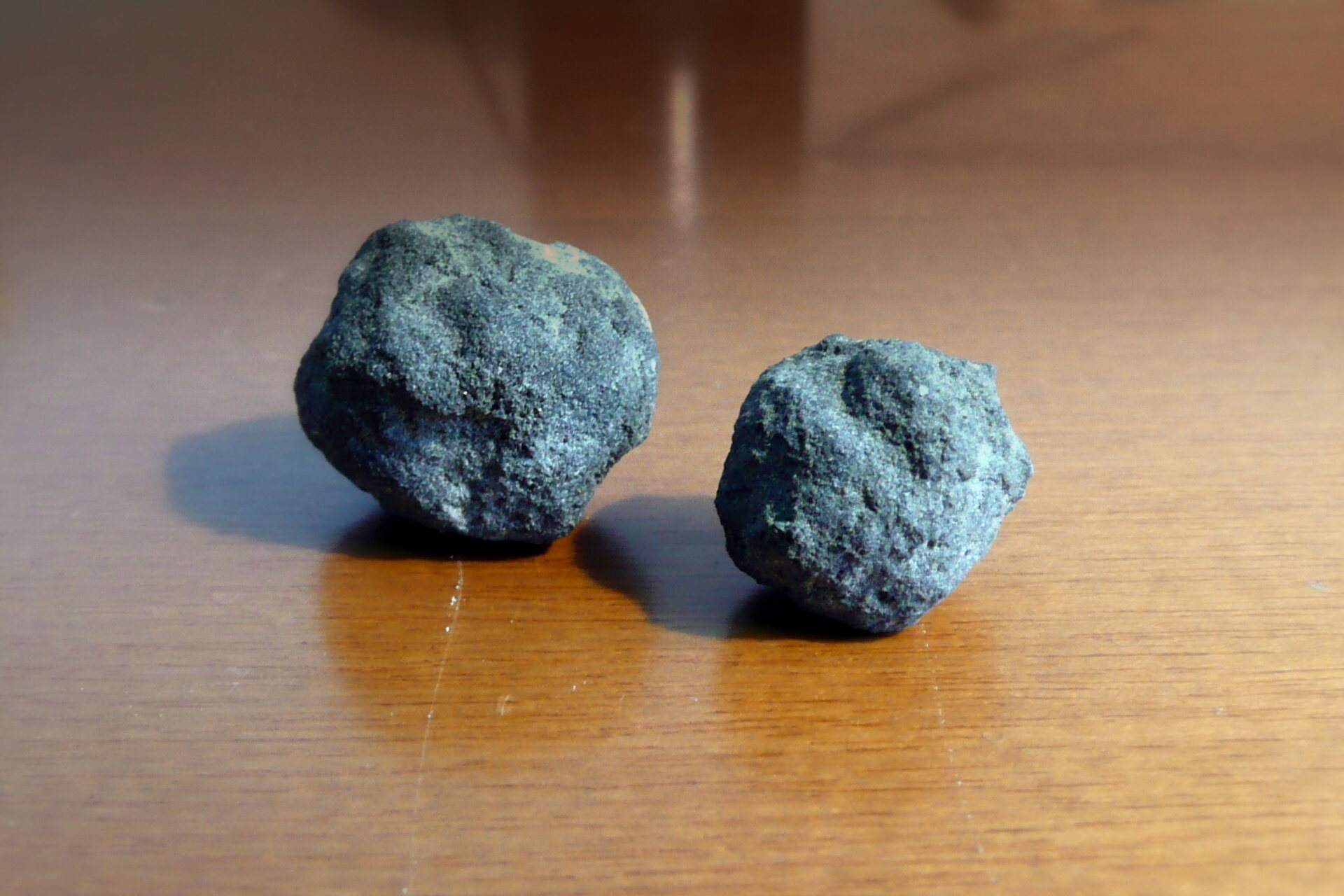 Cemento solare: tecnologia innovativa che utilizza calore solare concentrato per produrre clinker senza combustibili fossili, riducendo drasticamente le emissioni di CO2 e aprendo nuove prospettive per l’edilizia sostenibile e la decarbonizzazione industriale