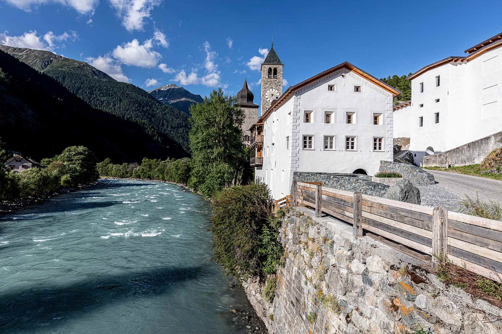 Muzeum Susch: esempio di rigenerazione architettonica e ricerca curatoriale che unisce paesaggio alpino, memoria storica e protagonismo femminile in un complesso museale unico nel panorama europeo dell’arte contemporanea