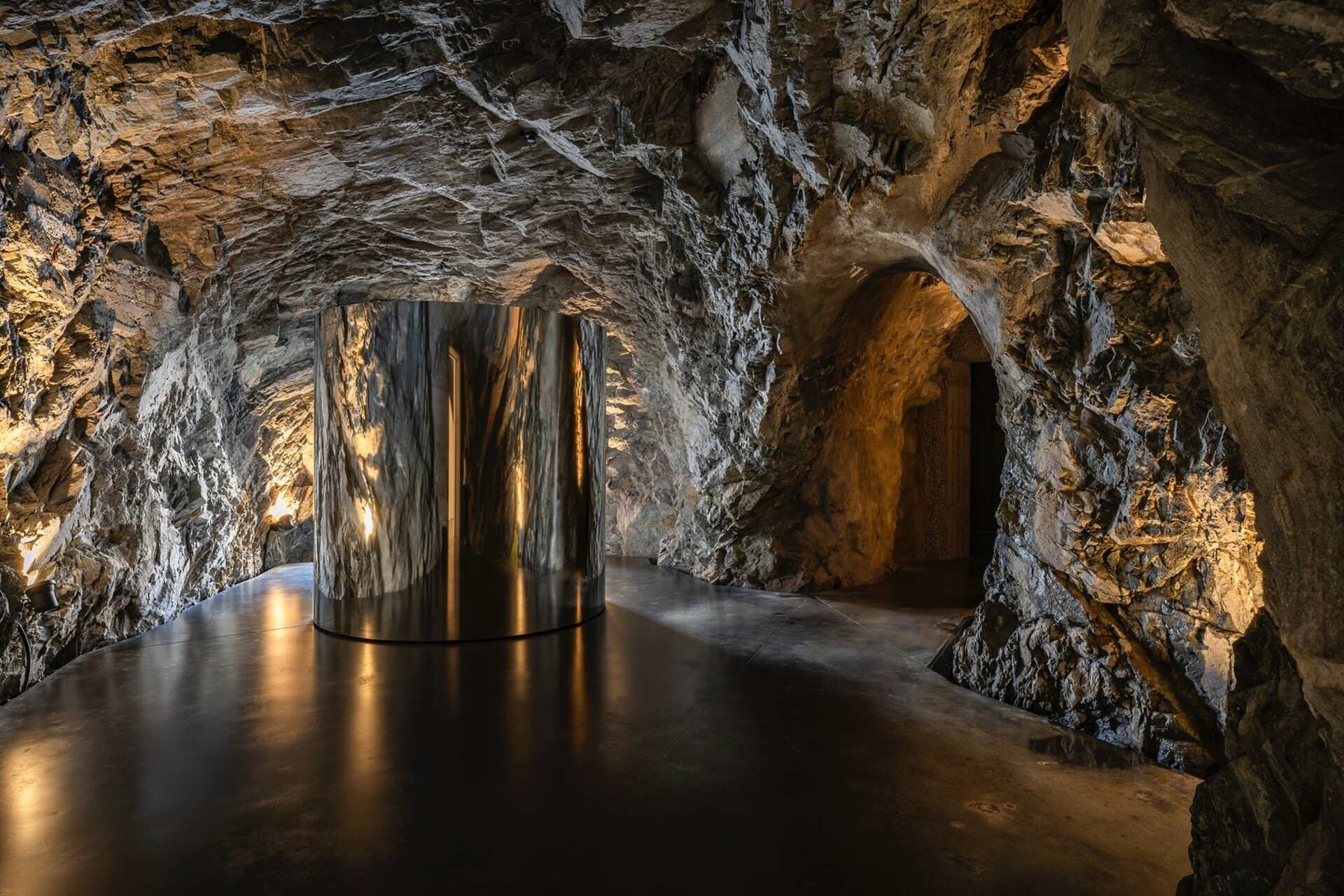 Muzeum Susch: spazio culturale d’avanguardia fondato da Grażyna Kulczyk, dove storia e arte si intrecciano per promuovere una nuova visione curatoriale femminile, con opere permanenti e mostre internazionali