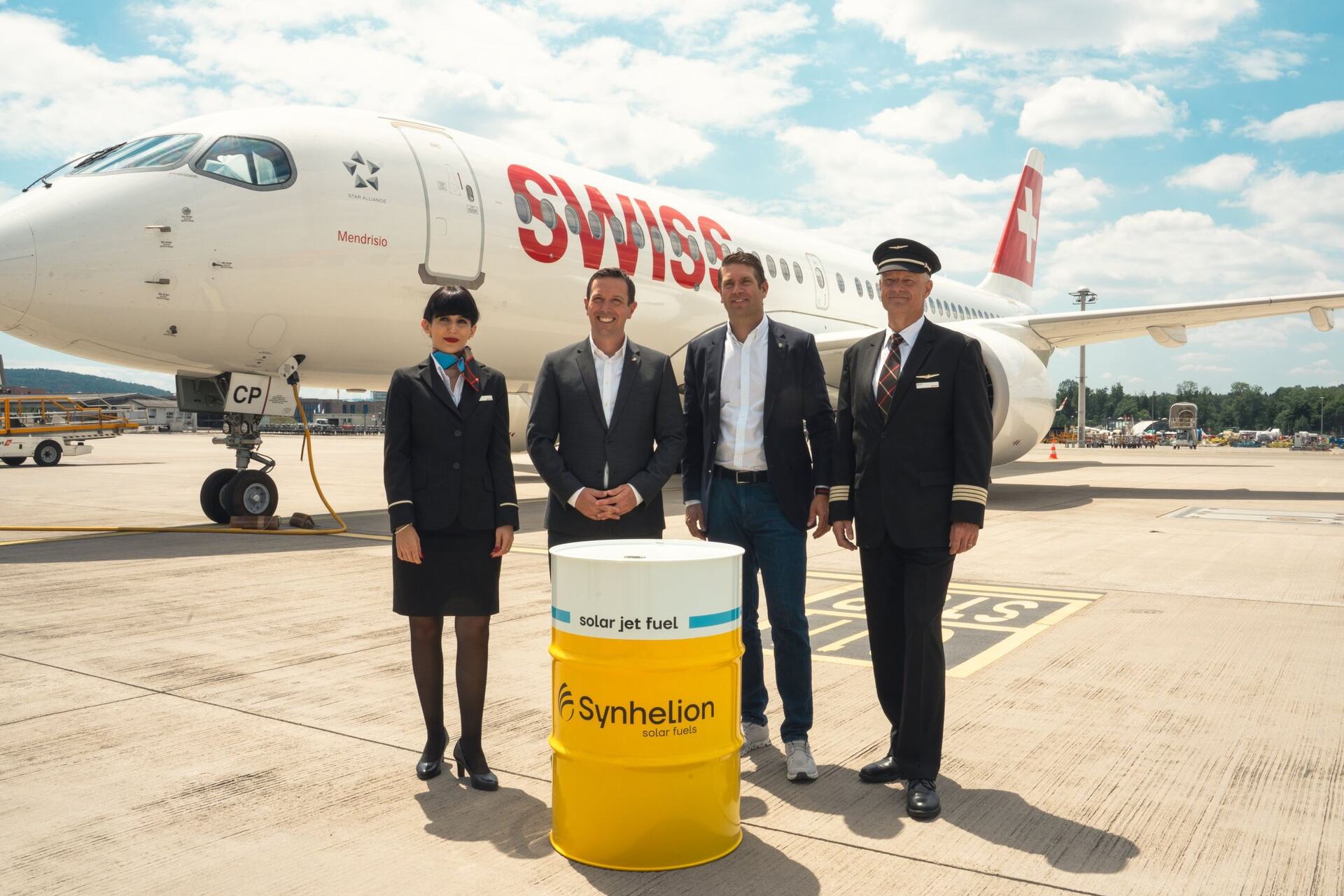 Pionieri del volo solare: la collaborazione tra SWISS e Synhelion dimostra la fattibilità operativa di carburanti sintetici solari, compatibili con le infrastrutture esistenti, riducendo le emissioni e promuovendo l’innovazione industriale in Europa