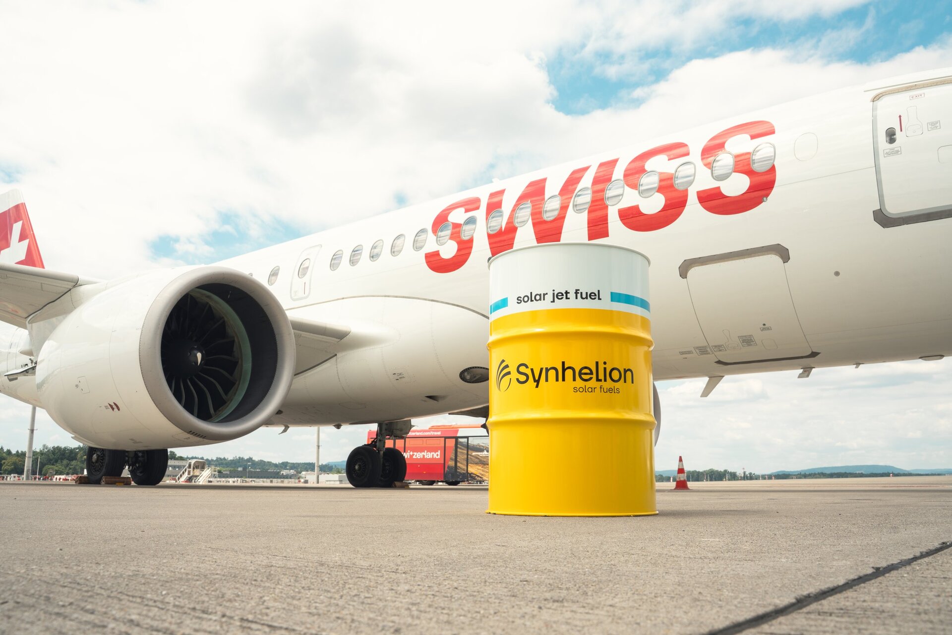 Pionieri del volo solare: SWISS e Synhelion compiono un passo storico nell’aviazione integrando per la prima volta carburante prodotto con energia solare in un volo commerciale, aprendo la strada a un futuro più sostenibile per il trasporto aereo globale