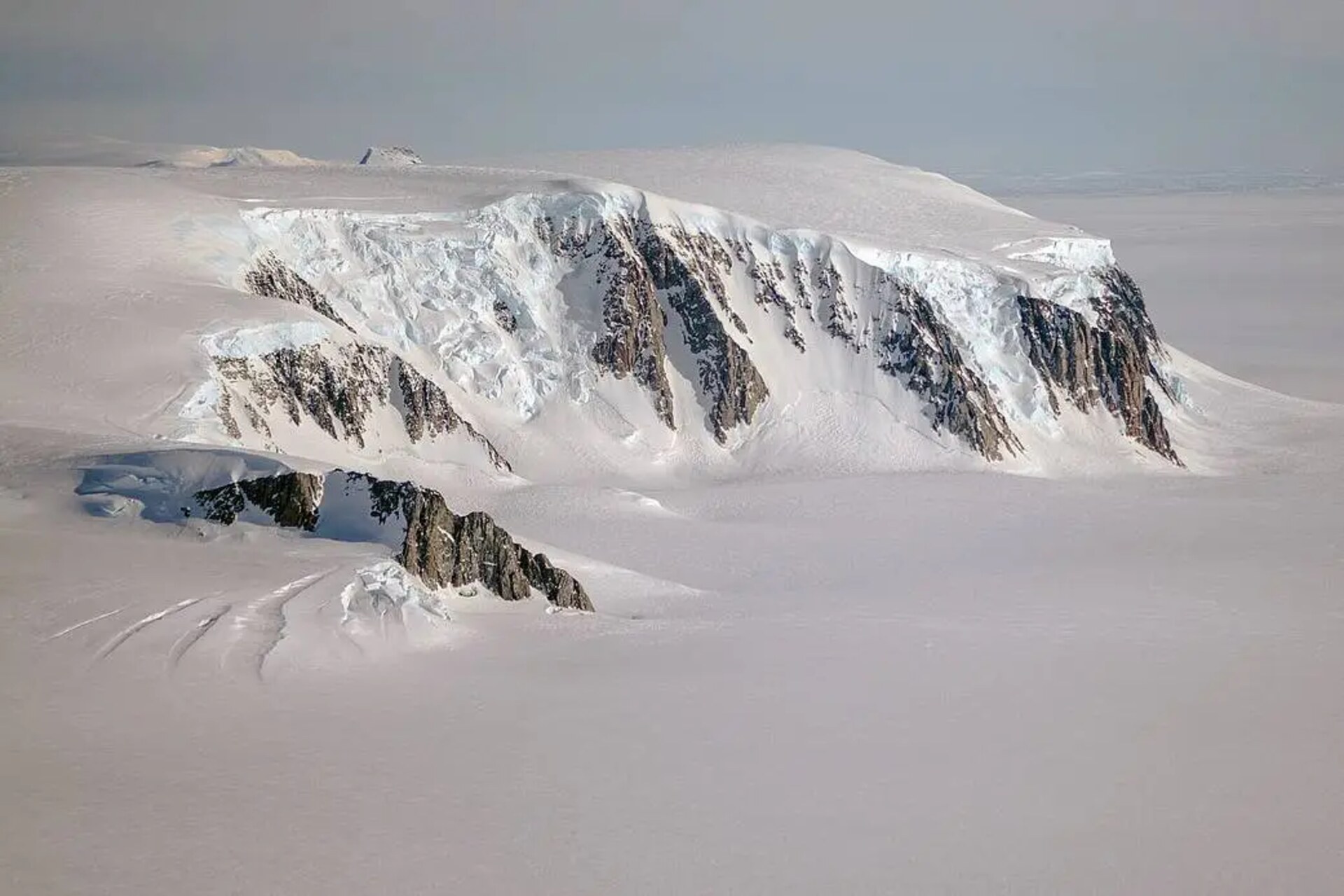 Marie Byrd Land: area remota dell’Antartide occidentale, al centro di ricerche internazionali su geotermia, vulcani nascosti e instabilità dei grandi ghiacciai come il Thwaites