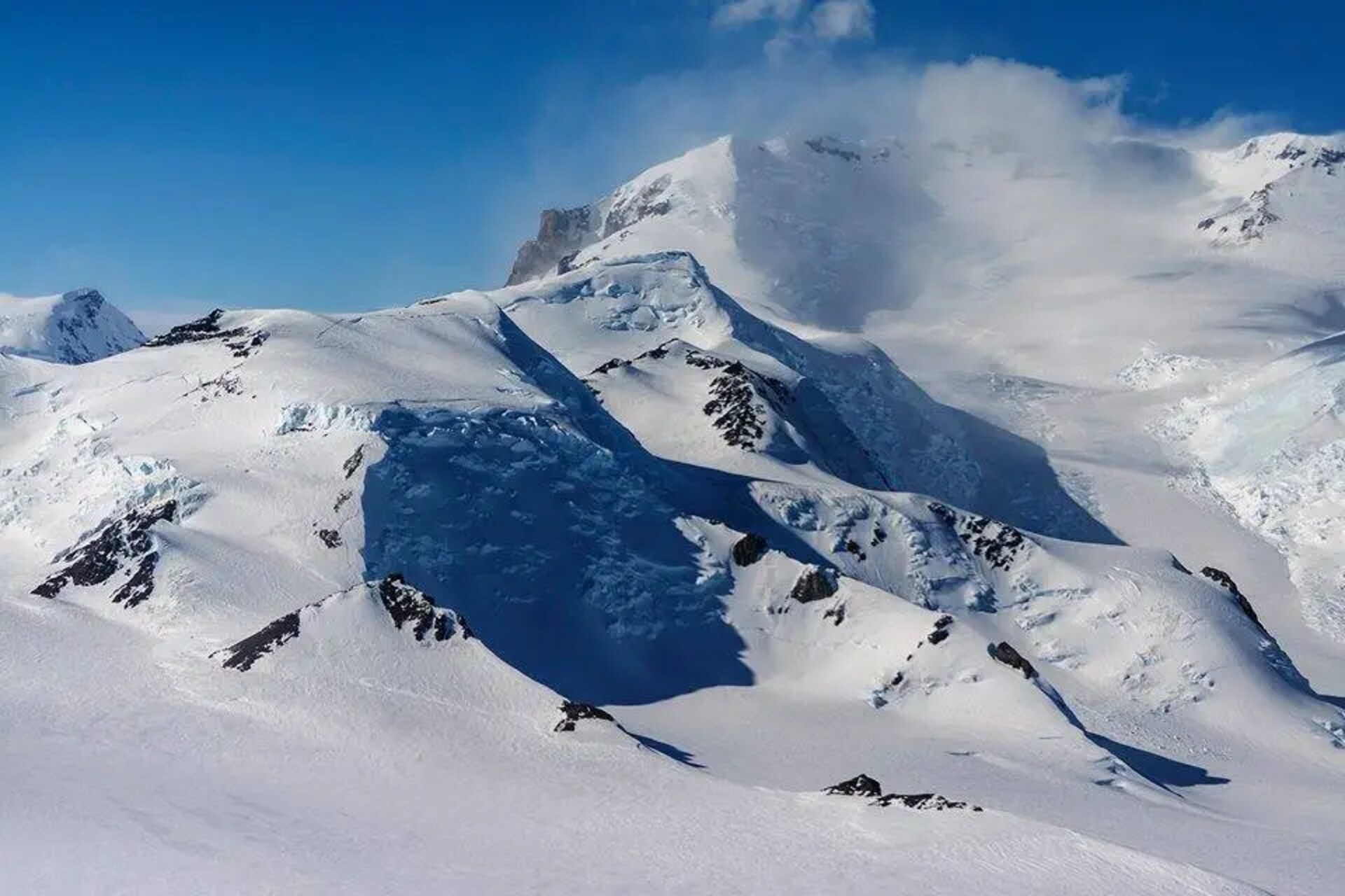 Marie Byrd Land: area remota dell’Antartide occidentale, al centro di ricerche internazionali su geotermia, vulcani nascosti e instabilità dei grandi ghiacciai come il Thwaites