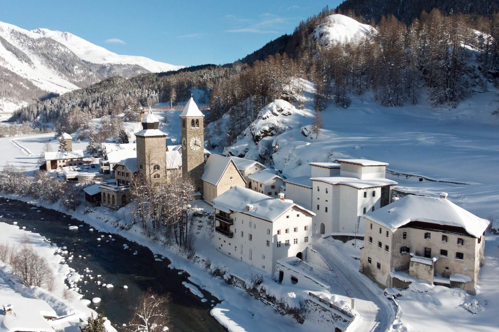 Muzeum Susch: esempio di rigenerazione architettonica e ricerca curatoriale che unisce paesaggio alpino, memoria storica e protagonismo femminile in un complesso museale unico nel panorama europeo dell’arte contemporanea