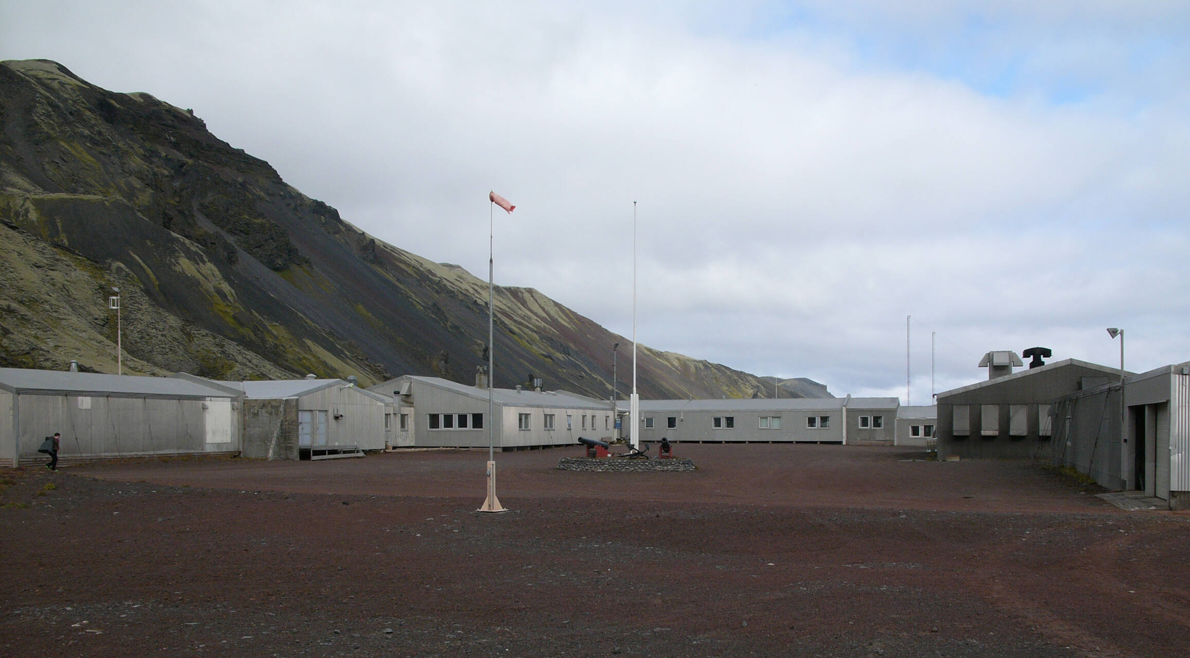 Jan Mayen: territorio di lava e ghiaccio con spiagge nere e ghiacciai perenni, sentinella climatica dove scienziati raccolgono dati unici su correnti oceaniche, vulcani e mutamenti atmosferici