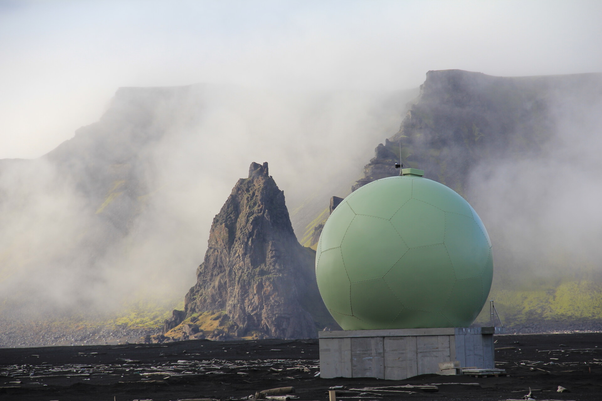 Jan Mayen: avamposto remoto tra Islanda e Groenlandia, con stazione scientifica e militare a Olonkinbyen, punto strategico per ricerche climatiche e monitoraggio meteorologico internazionale