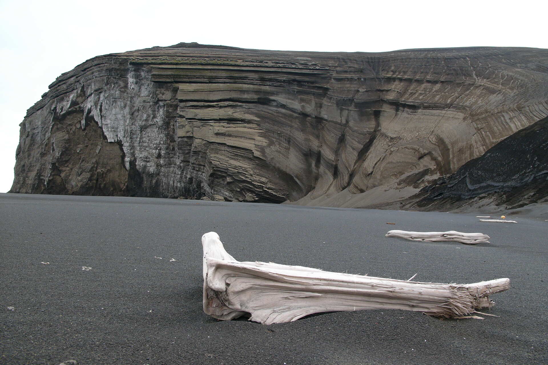 Jan Mayen: isola vulcanica nell’Artico norvegese, dominata dal Beerenberg e circondata da oceani tempestosi, laboratorio naturale per lo studio del clima globale e delle dinamiche geologiche