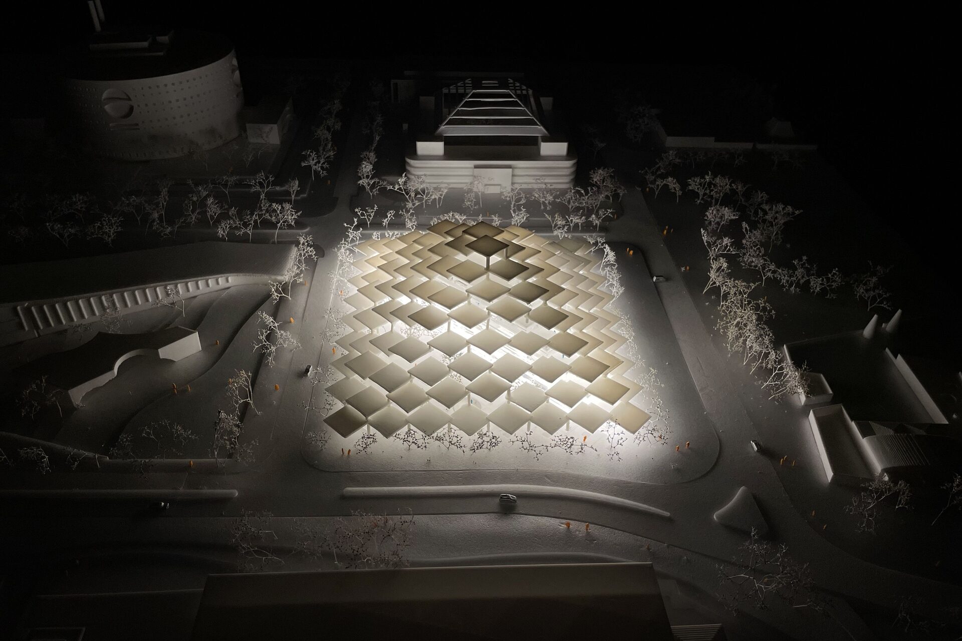 Joint Research Centre: edificio sostenibile a Siviglia progettato secondo i principi della Nuova Bauhaus Europea, con pergola fotovoltaica e spazi verdi, esempio di architettura innovativa che produce più energia di quanta ne consuma
