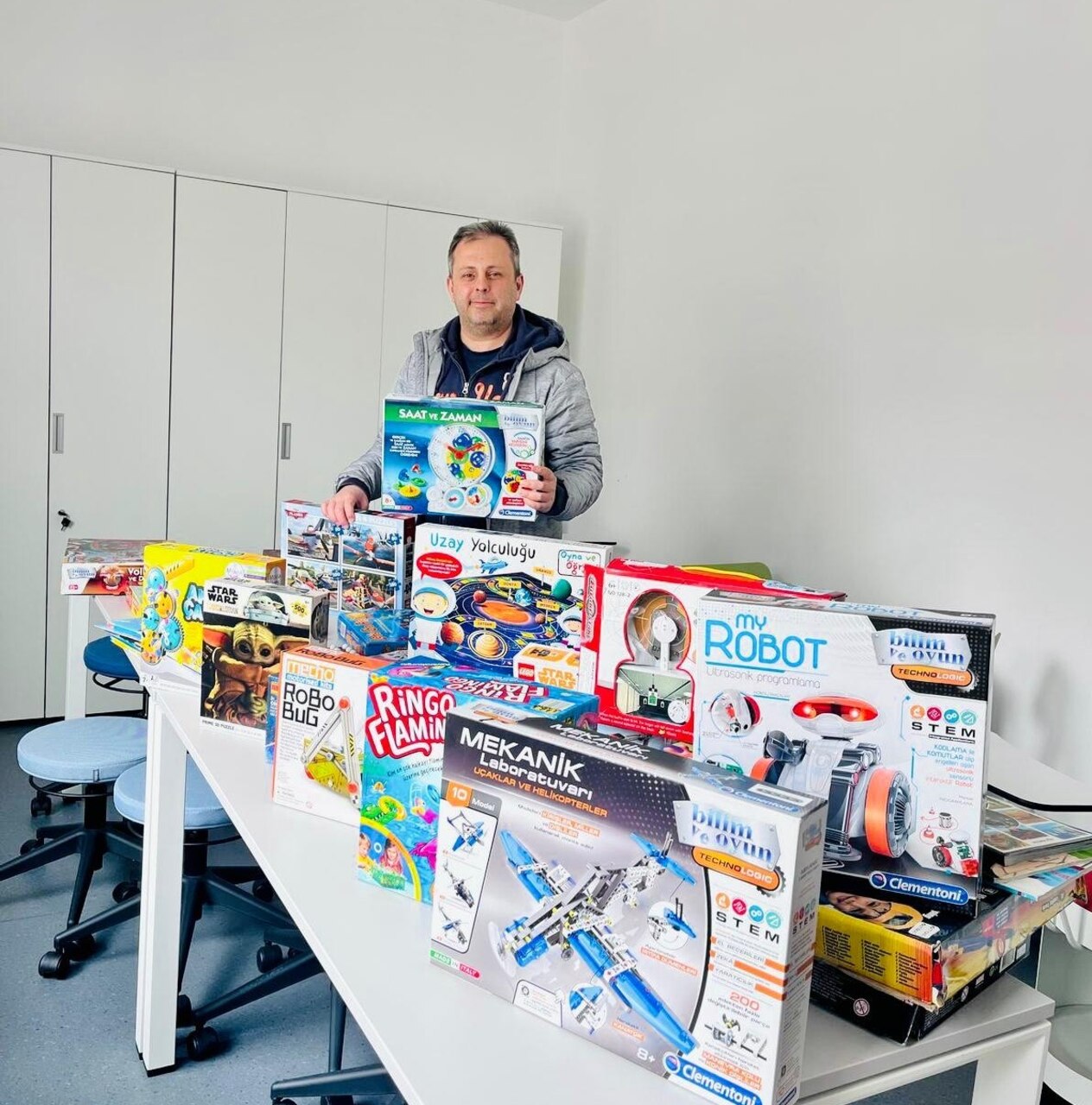 Giovani studenti turchi sperimentano nuove tecnologie in aula grazie a un progetto di innovazione che porta dispositivi digitali, strumenti di design e formazione pratica in una scuola di periferia urbana