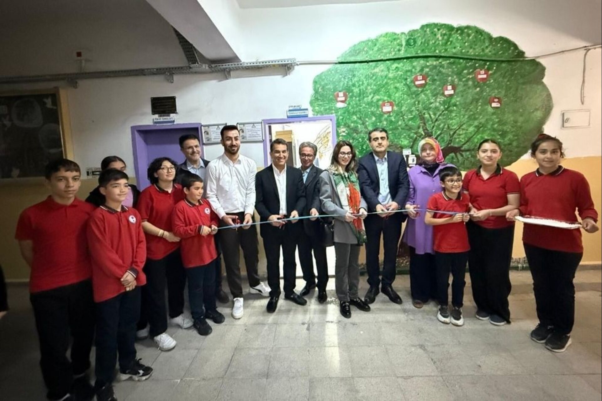Giovani studenti turchi sperimentano nuove tecnologie in aula grazie a un progetto di innovazione che porta dispositivi digitali, strumenti di design e formazione pratica in una scuola di periferia urbana