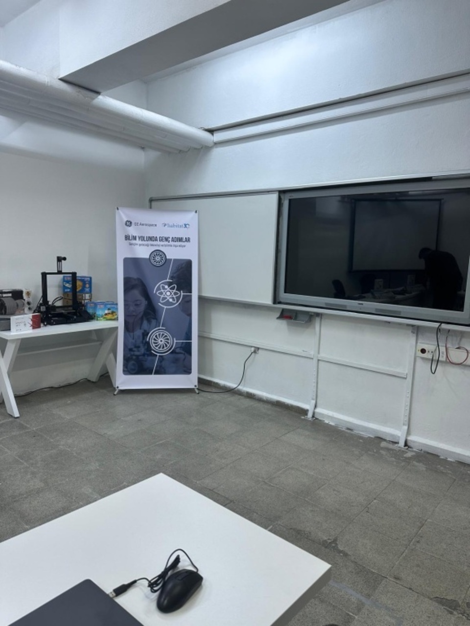 Inaugurazione di una classe digitale con attrezzature moderne e partecipazione di insegnanti, studenti e rappresentanti di un’azienda tecnologica internazionale, esempio concreto di collaborazione tra pubblico e privato