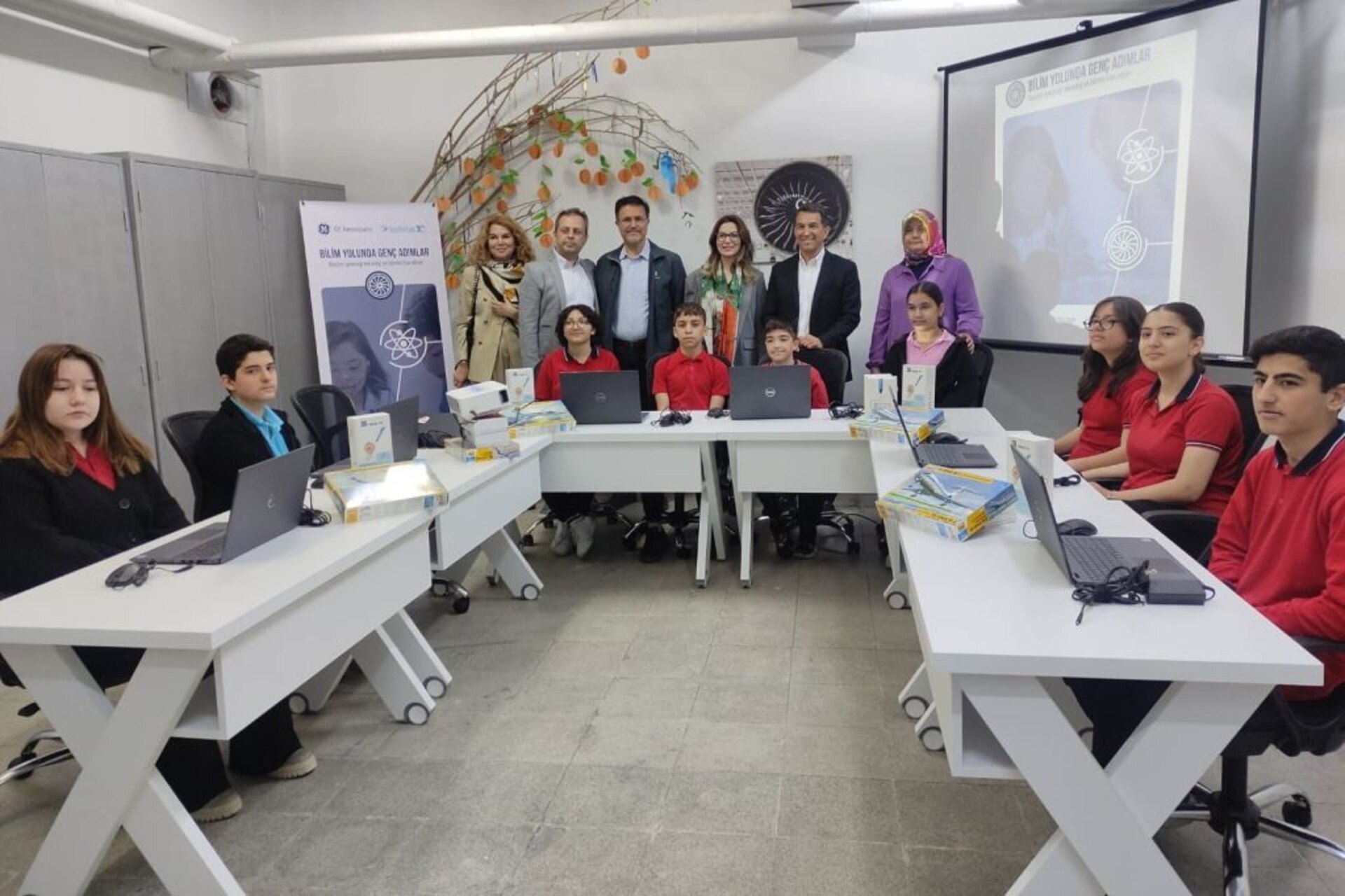 Inaugurazione di una classe digitale con attrezzature moderne e partecipazione di insegnanti, studenti e rappresentanti di un’azienda tecnologica internazionale, esempio concreto di collaborazione tra pubblico e privato