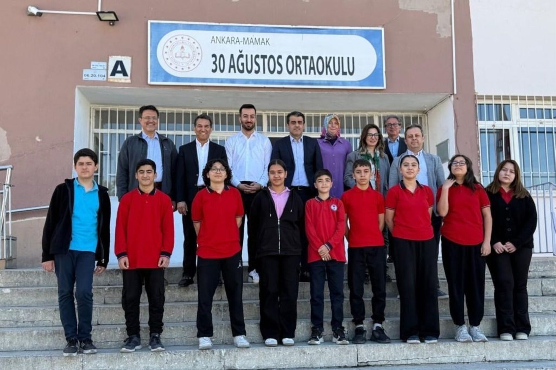 Aula tecnologica con studenti, docenti e manager riuniti attorno a nuovi strumenti digitali come computer e stampanti 3D, simbolo di innovazione educativa e inclusione sociale in una scuola secondaria di Ankara