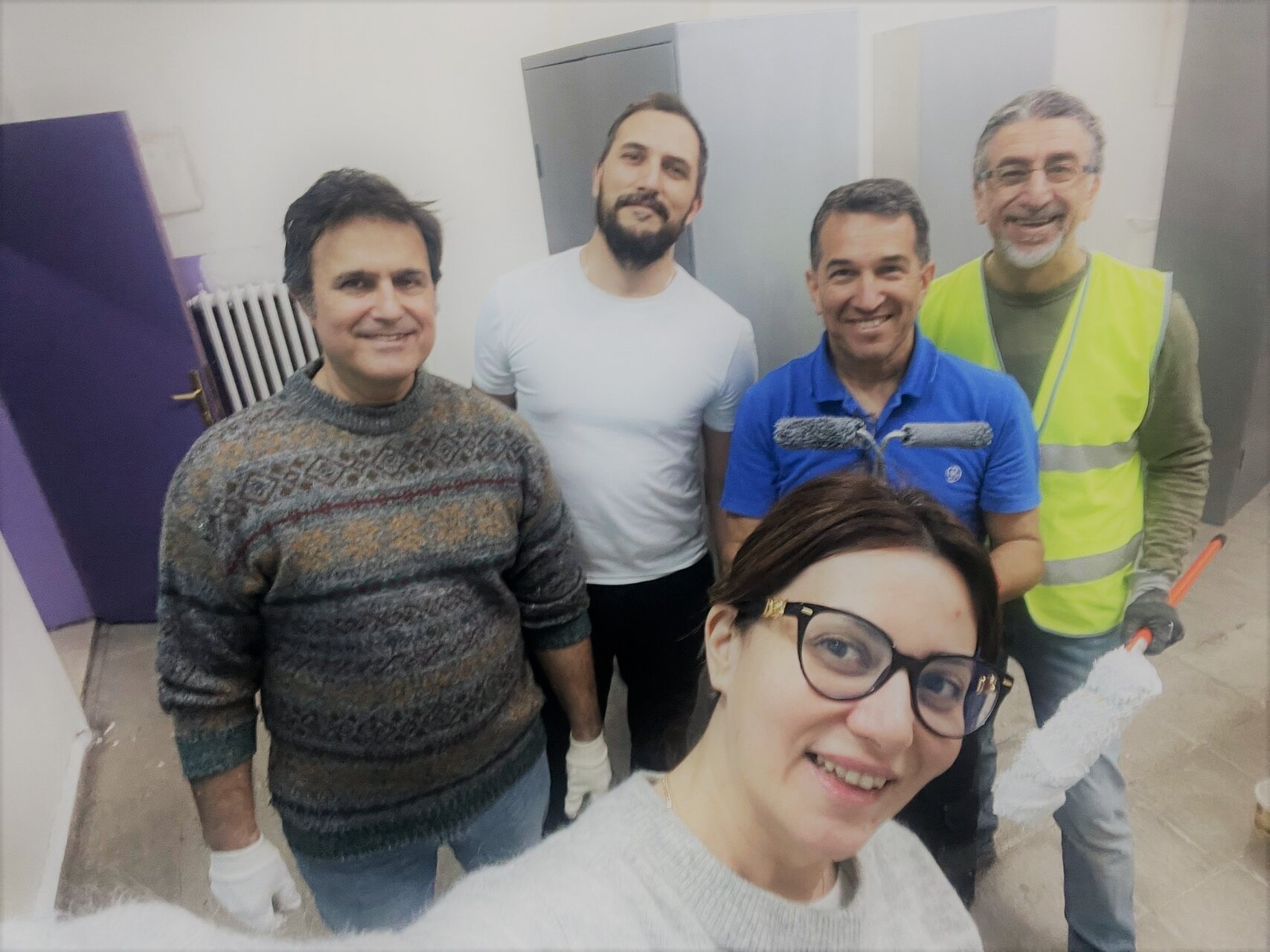 Aula tecnologica con studenti, docenti e manager riuniti attorno a nuovi strumenti digitali come computer e stampanti 3D, simbolo di innovazione educativa e inclusione sociale in una scuola secondaria di Ankara