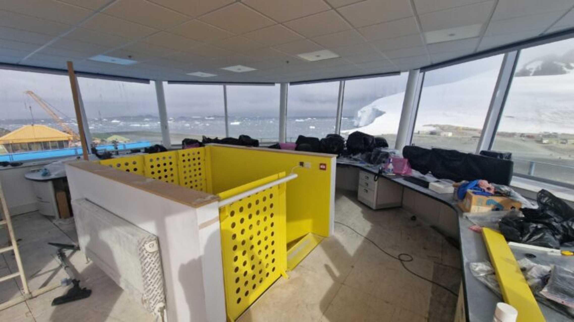 Discovery Building: centro operativo all’avanguardia della Rothera Research Station che unisce spazi logistici, laboratori e aree di supporto, offrendo prestazioni elevate e riducendo l’impatto ambientale nelle condizioni polari più severe