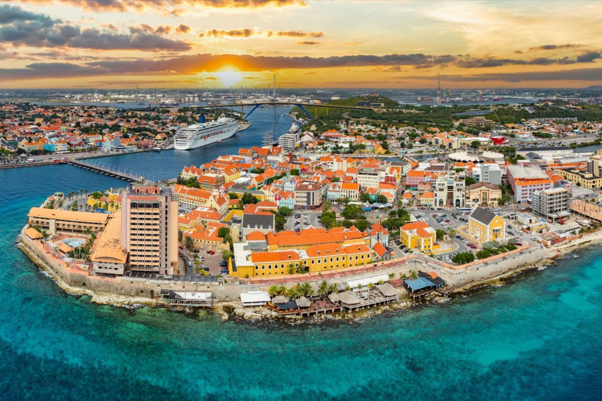 Curaçao: esempio di trasformazione digitale nei Caraibi, grazie a politiche pubbliche su fintech, intelligenza artificiale ed energia sostenibile, che rendono l’isola un laboratorio tecnologico proiettato verso l’economia del futuro