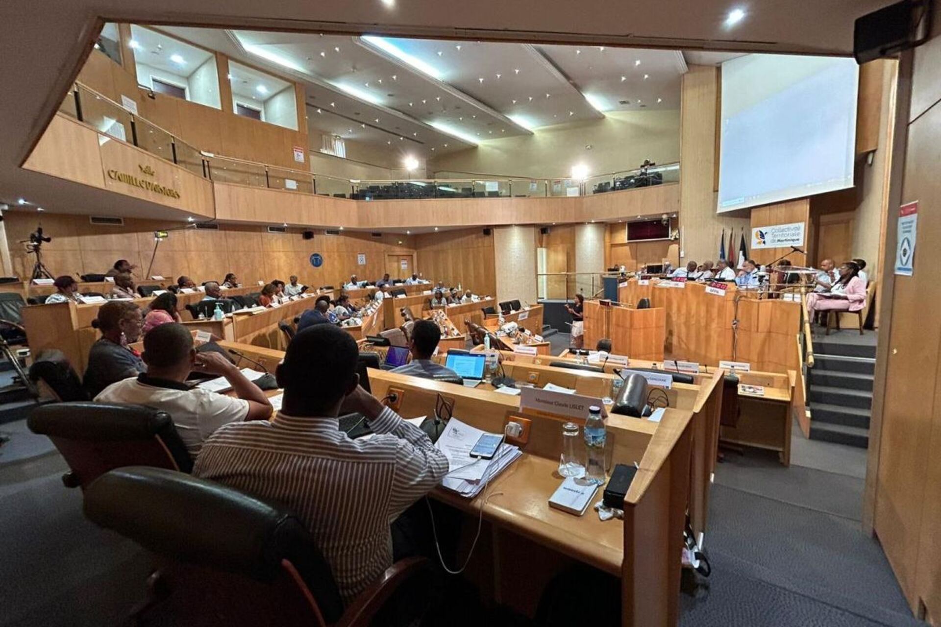 Martinica: veduta dell’isola caraibica francese impegnata in progetti di innovazione digitale, sostenibilità ambientale e sviluppo economico, con hub tecnologici, incubatori di imprese e infrastrutture per la connettività regionale ed europea