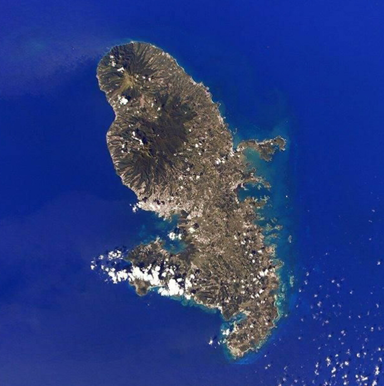 Martinica: veduta dell’isola caraibica francese impegnata in progetti di innovazione digitale, sostenibilità ambientale e sviluppo economico, con hub tecnologici, incubatori di imprese e infrastrutture per la connettività regionale ed europea