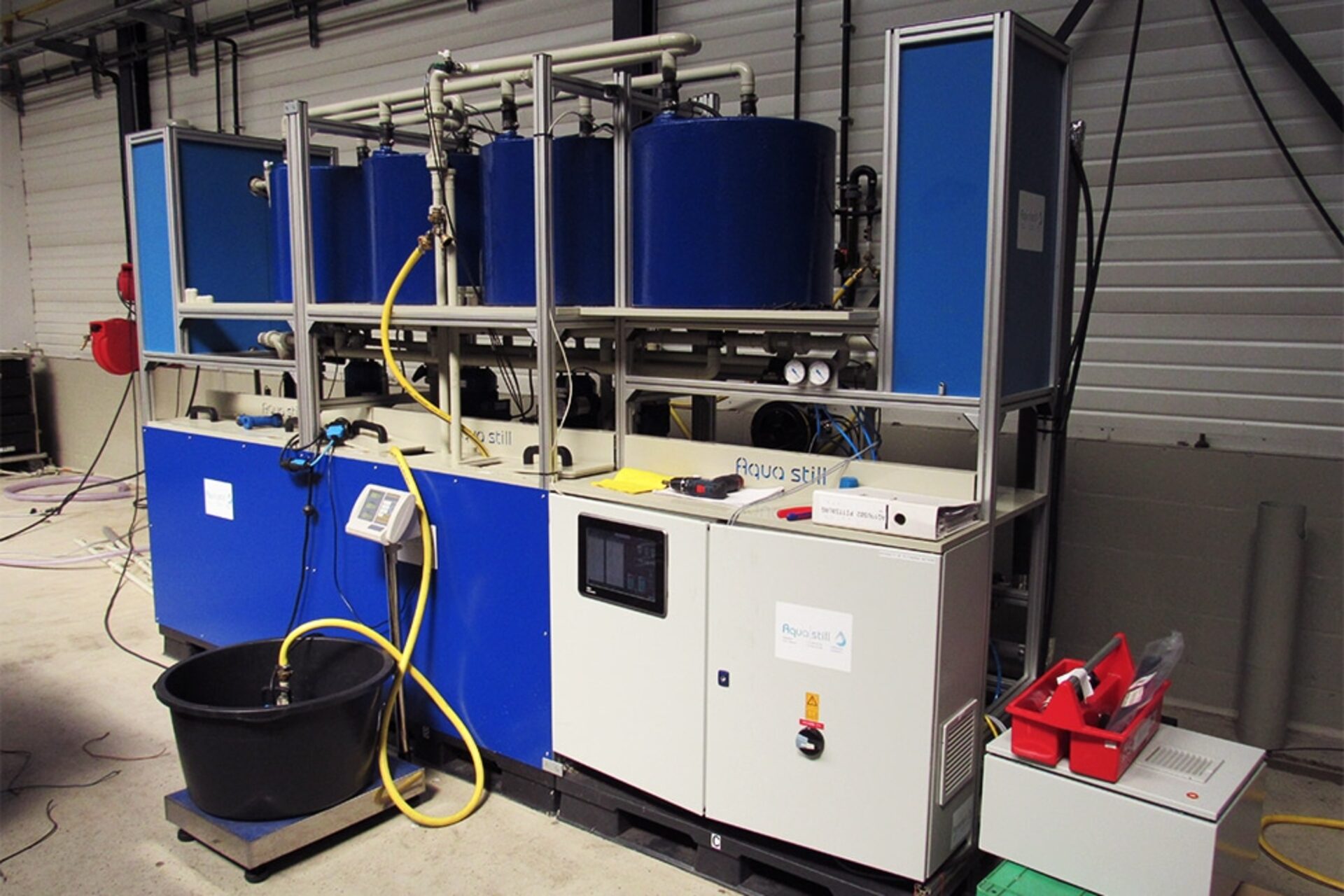 Distillazione a membrana: a Bonaire la tecnologia Aquastill utilizza calore di scarto per trasformare acqua marina in risorsa potabile con consumi ridotti ed efficienza energetica, offrendo una soluzione sostenibile replicabile in isole e comunità costiere