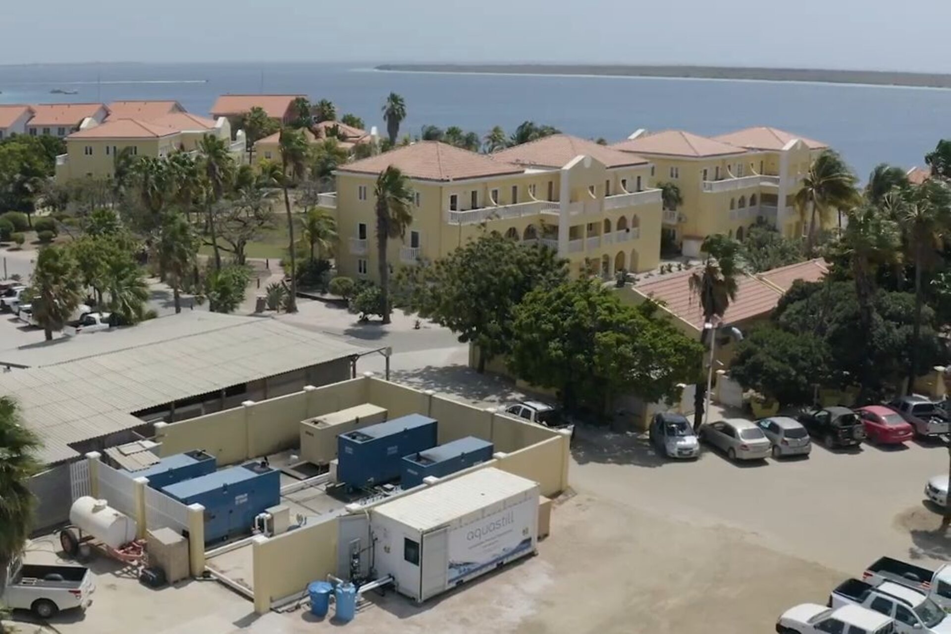 Distillazione a membrana: a Bonaire la tecnologia Aquastill utilizza calore di scarto per trasformare acqua marina in risorsa potabile con consumi ridotti ed efficienza energetica, offrendo una soluzione sostenibile replicabile in isole e comunità costiere