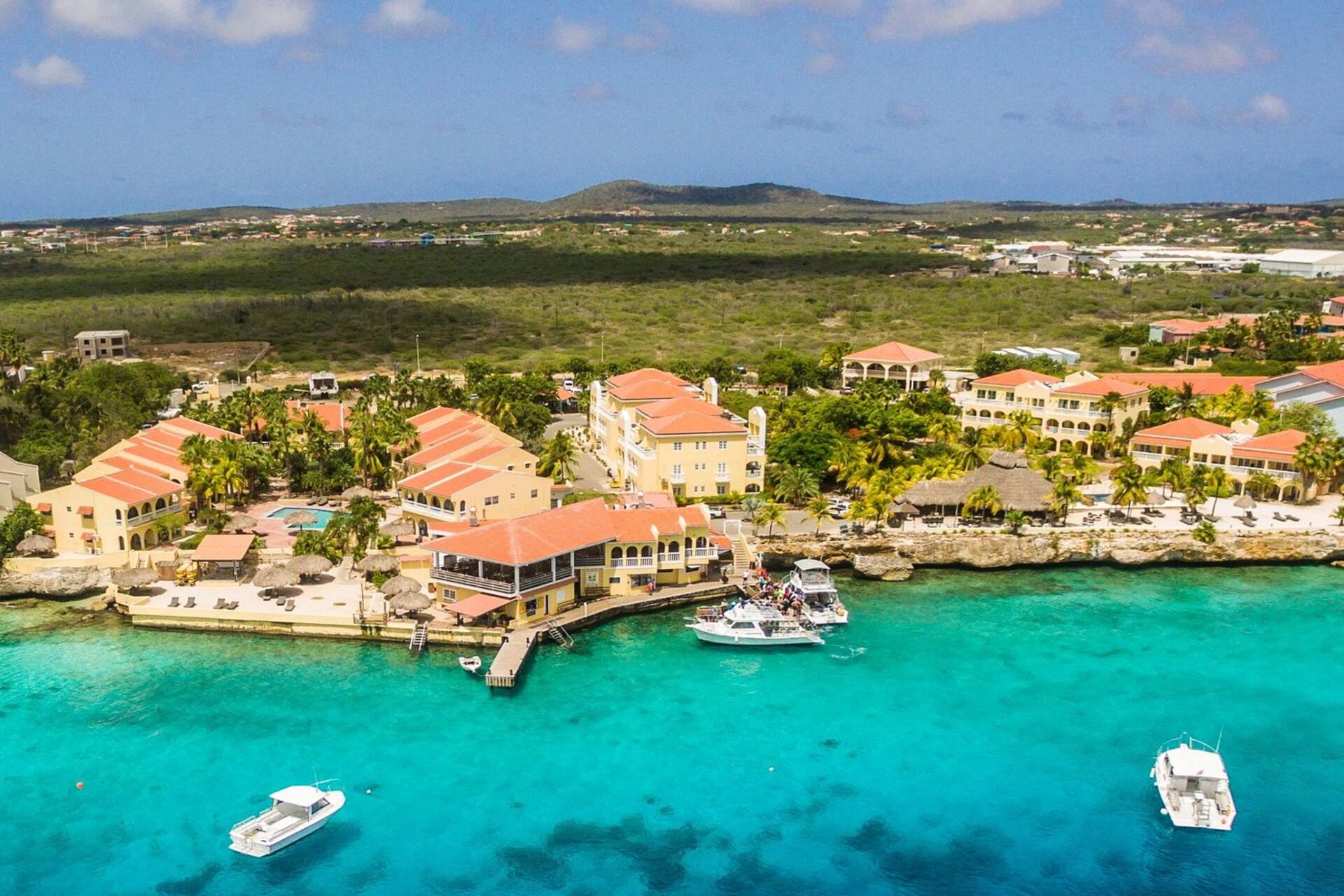 Distillazione a membrana: al Buddy Dive Resort di Bonaire l’impianto Aquastill produce fino a 15.000 litri al giorno di acqua potabile, integrando turismo e innovazione in un modello di sostenibilità ambientale per le piccole isole caraibiche