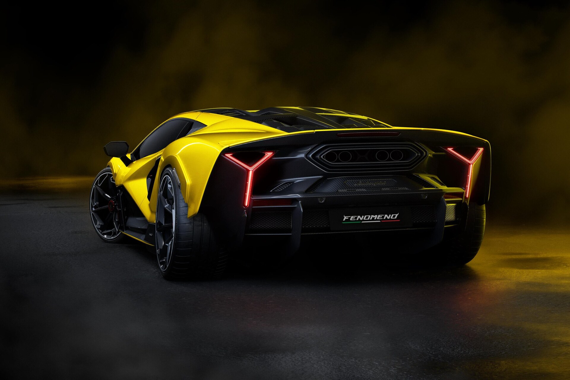 Lamborghini Fenomeno: edizione limitata in soli 29 esemplari che unisce V12 aspirato e tre motori elettrici, con velocità oltre i 350 km/h, nuovi freni carboceramici CCM-R Plus e un linguaggio stilistico che inaugura la filosofia Hyper-Elegant
