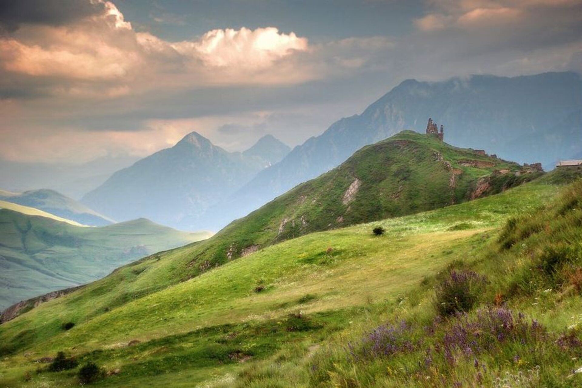 Ossezia del Sud: paesaggi suggestivi e tradizioni culinarie si intrecciano con la sfida di modernizzare l’agricoltura, rendere le filiere più efficienti e creare occupazione, in un percorso che unisce identità culturale, innovazione tecnologica e resilienza economica