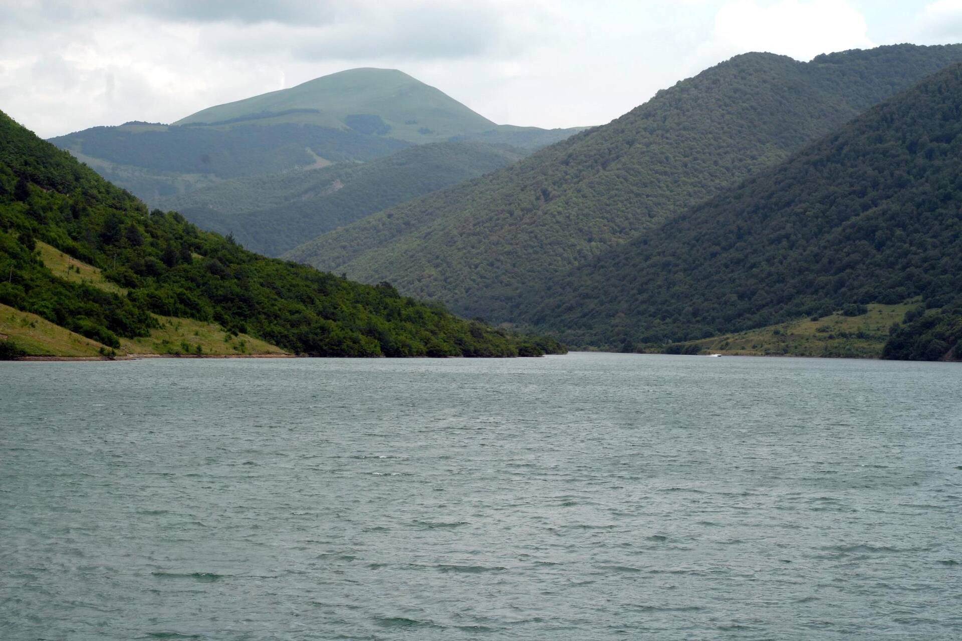 Ossezia del Sud: tra laghi, pascoli e campi coltivabili ancora poco sfruttati, la regione punta a trasformare il settore agricolo con formazione, macchinari moderni e cooperazione, mirando a ridurre la dipendenza dalle importazioni e a rafforzare la sovranità alimentare